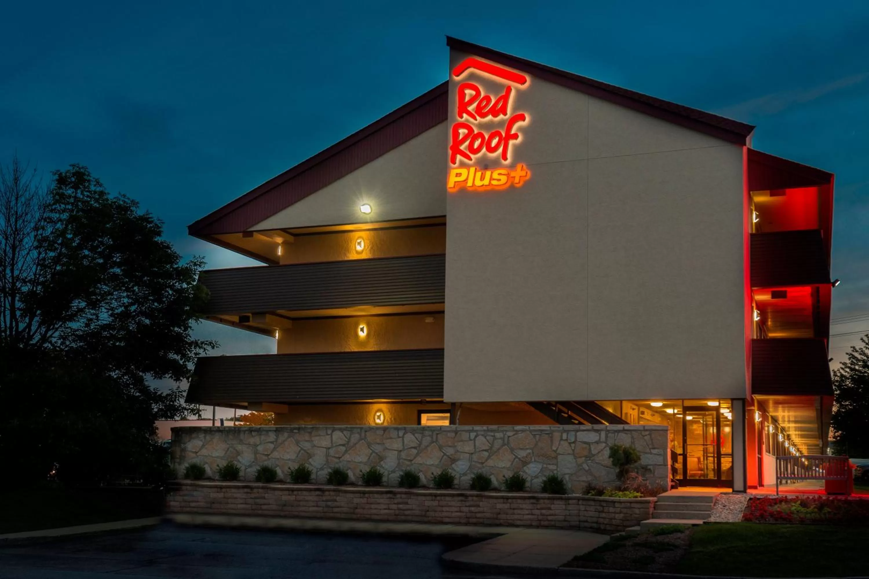 Property building in Red Roof Inn PLUS+ Chicago - Naperville