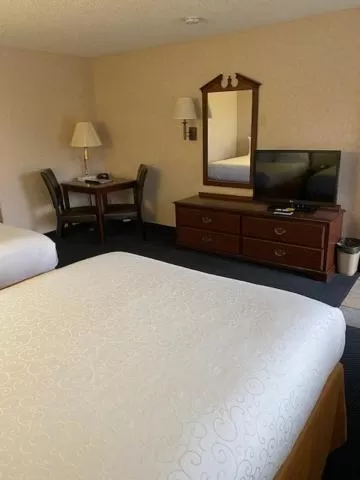 Seating area, Bed in AmeriCoast Inn