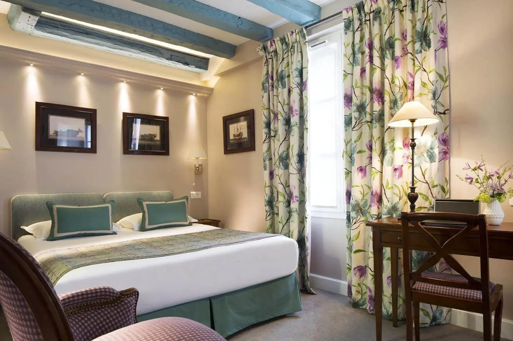 Traditional Double Room in Le Relais Saint Honoré Traditional Double Room in Le Relais Saint Honoré