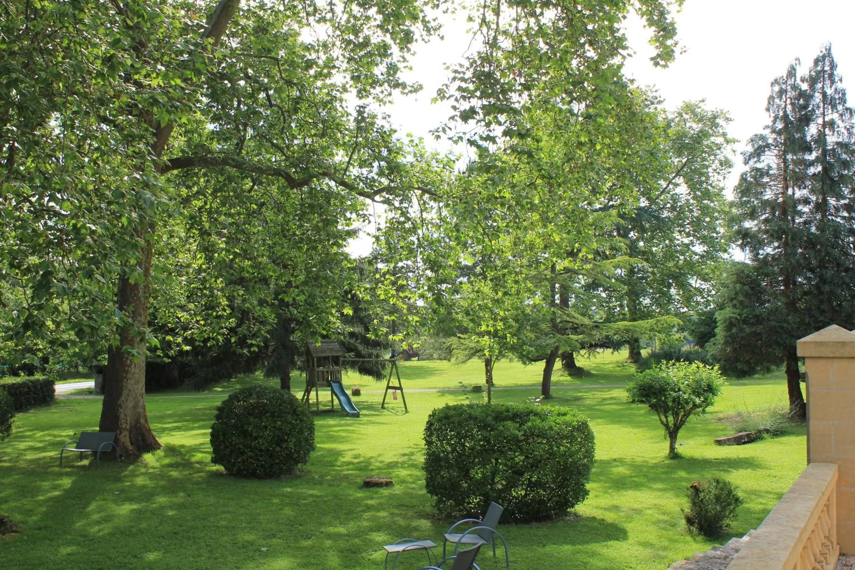 Garden view in Château Puygrenier