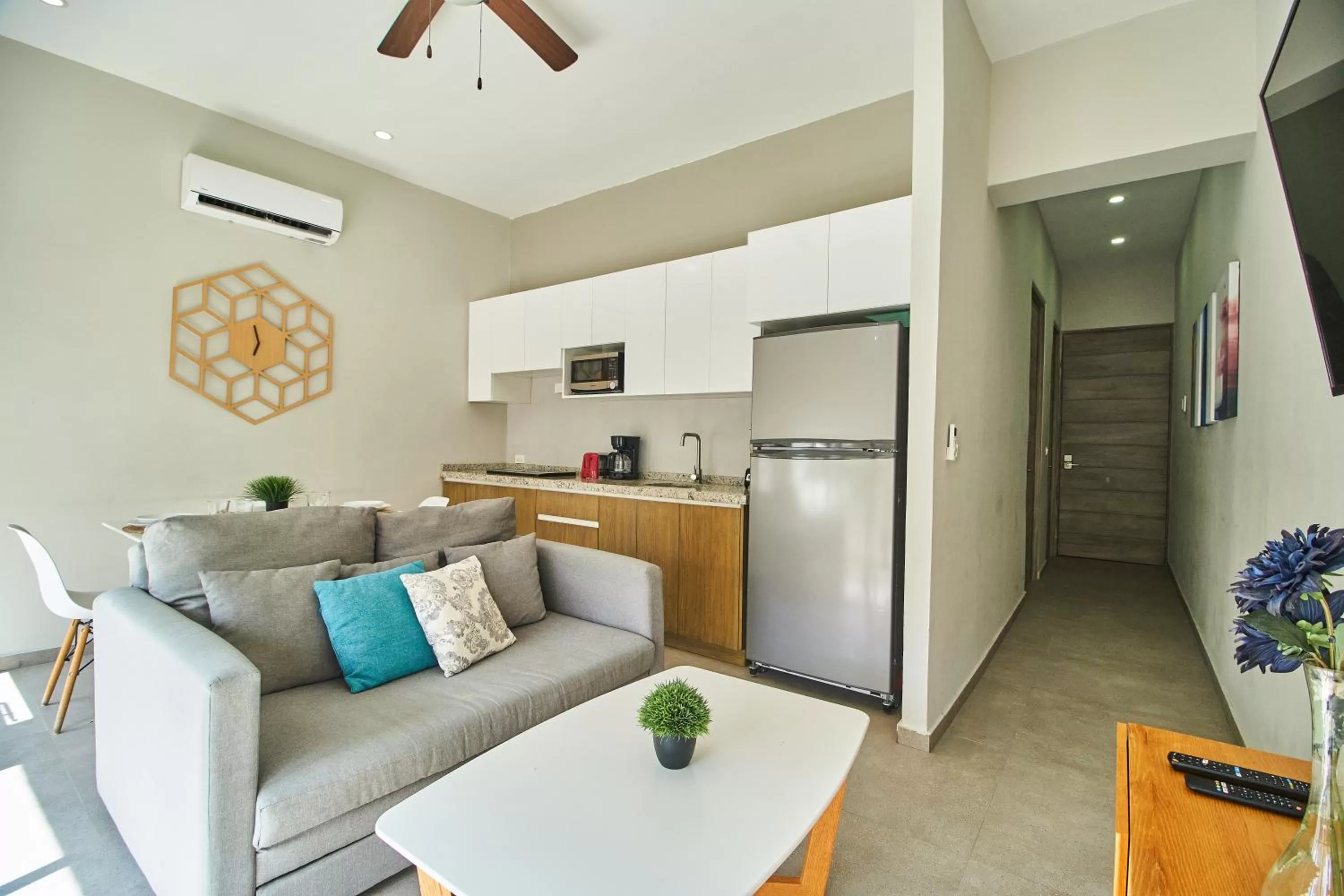 Kitchen or kitchenette, Seating Area in Torre 42 Playa del Carmen by Lockey