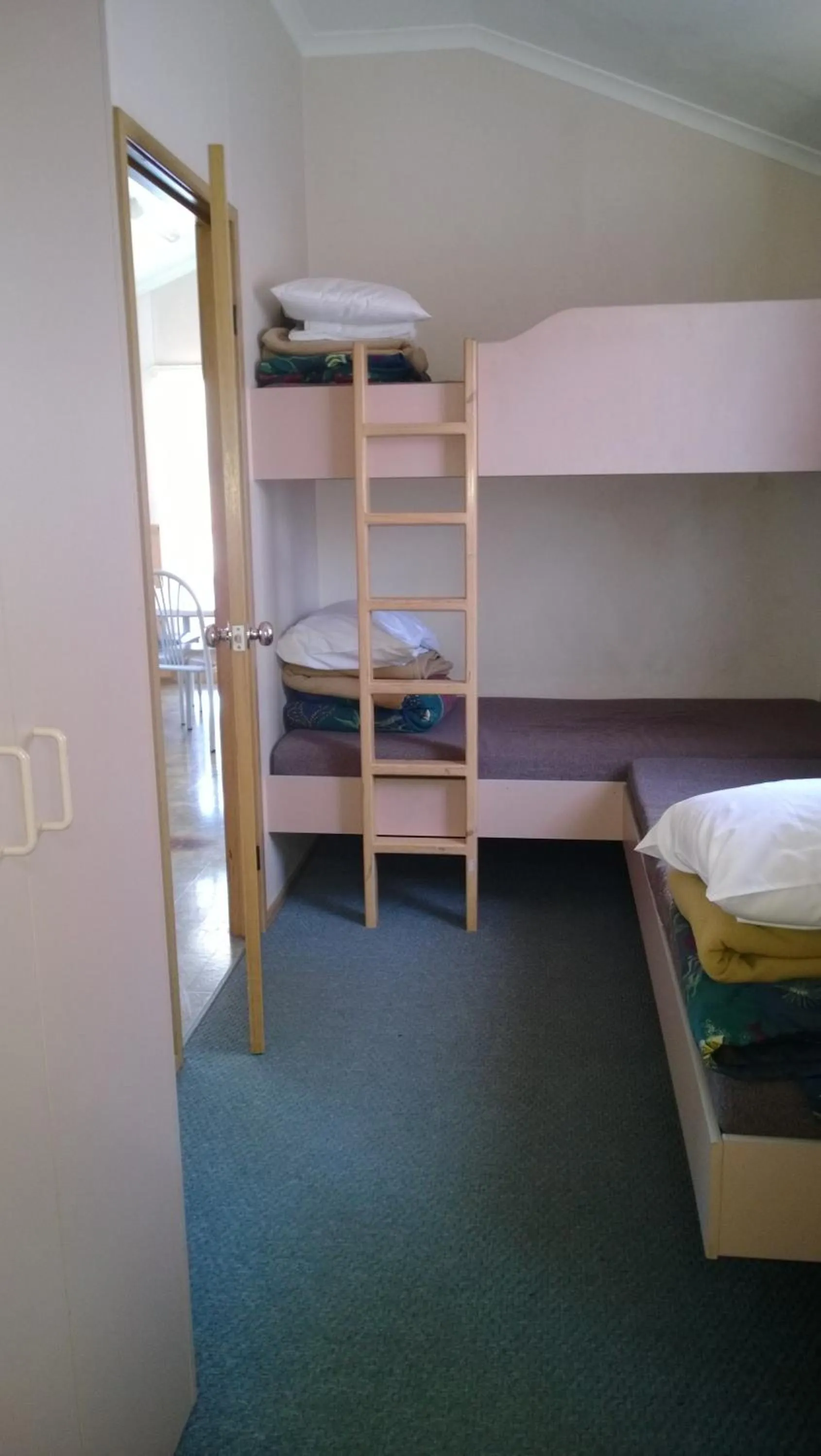 Bed in Canberra Carotel Motel