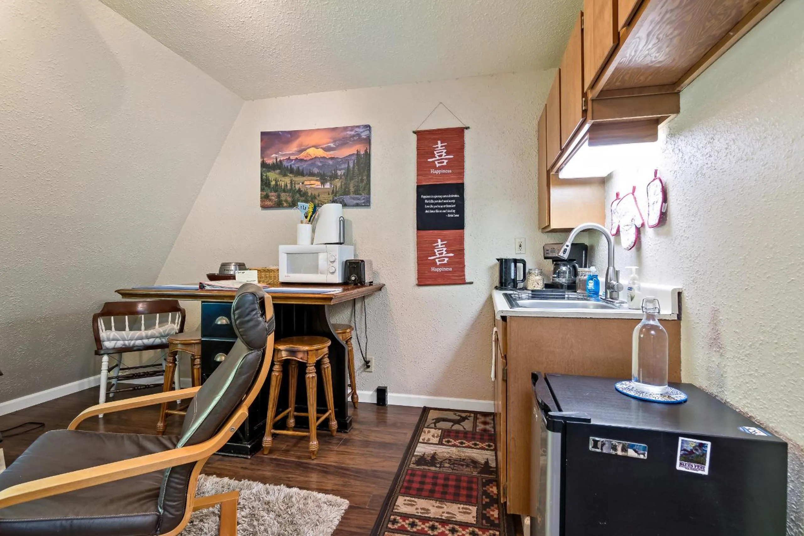 Kitchen or kitchenette in Mountain Meadows Inn & Chalet Suites