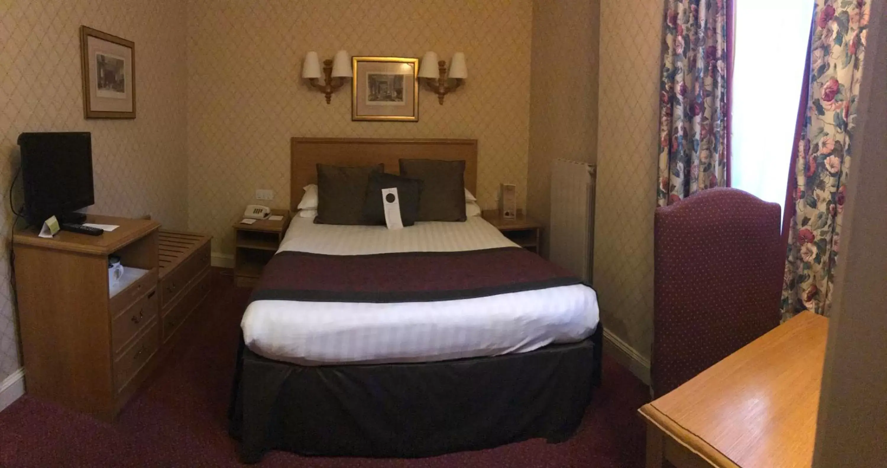 Small Double Room in Crown & Mitre Hotel Small Double Room in Crown & Mitre Hotel