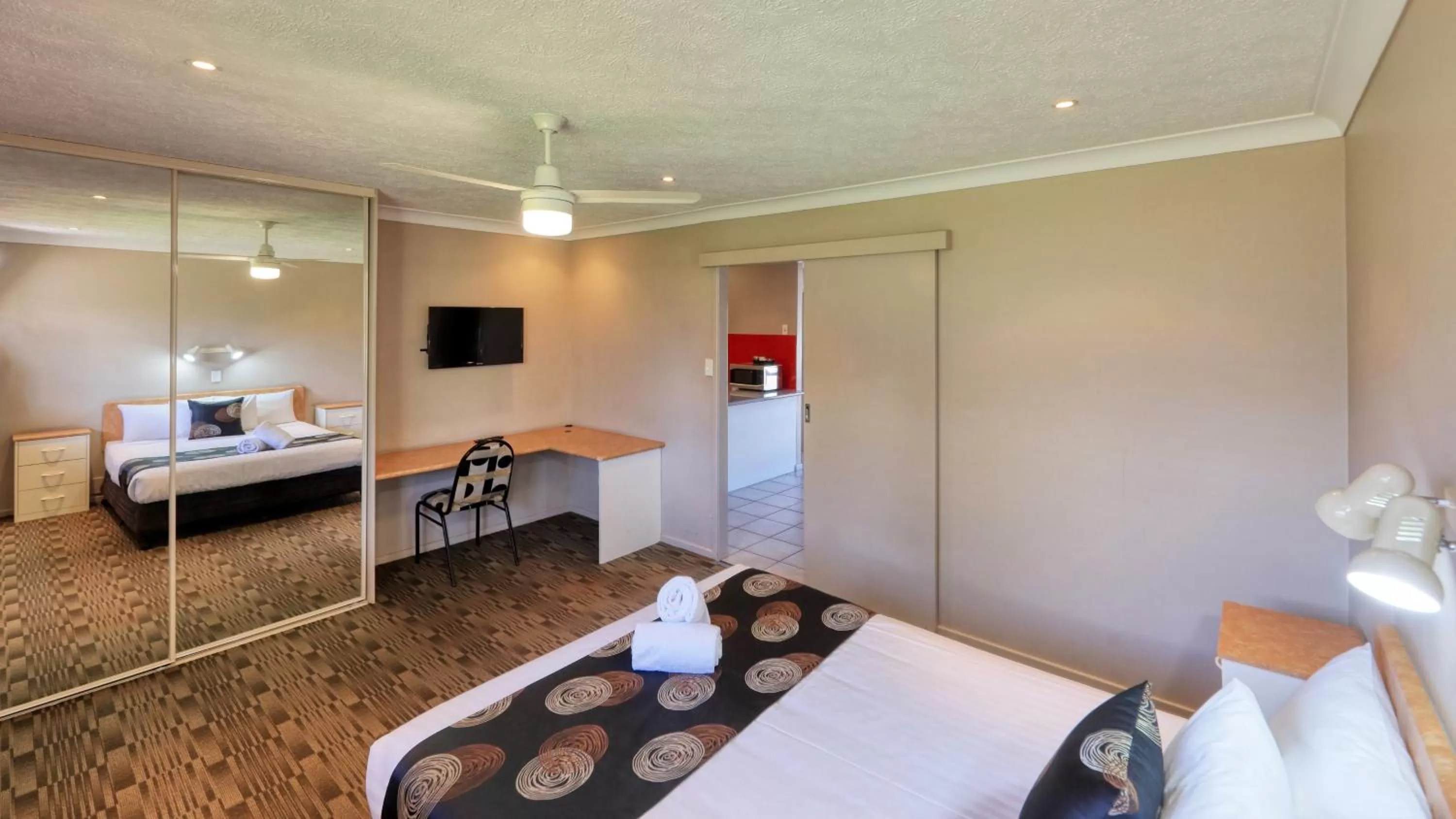 Bedroom, Bed in James Street Motor Inn