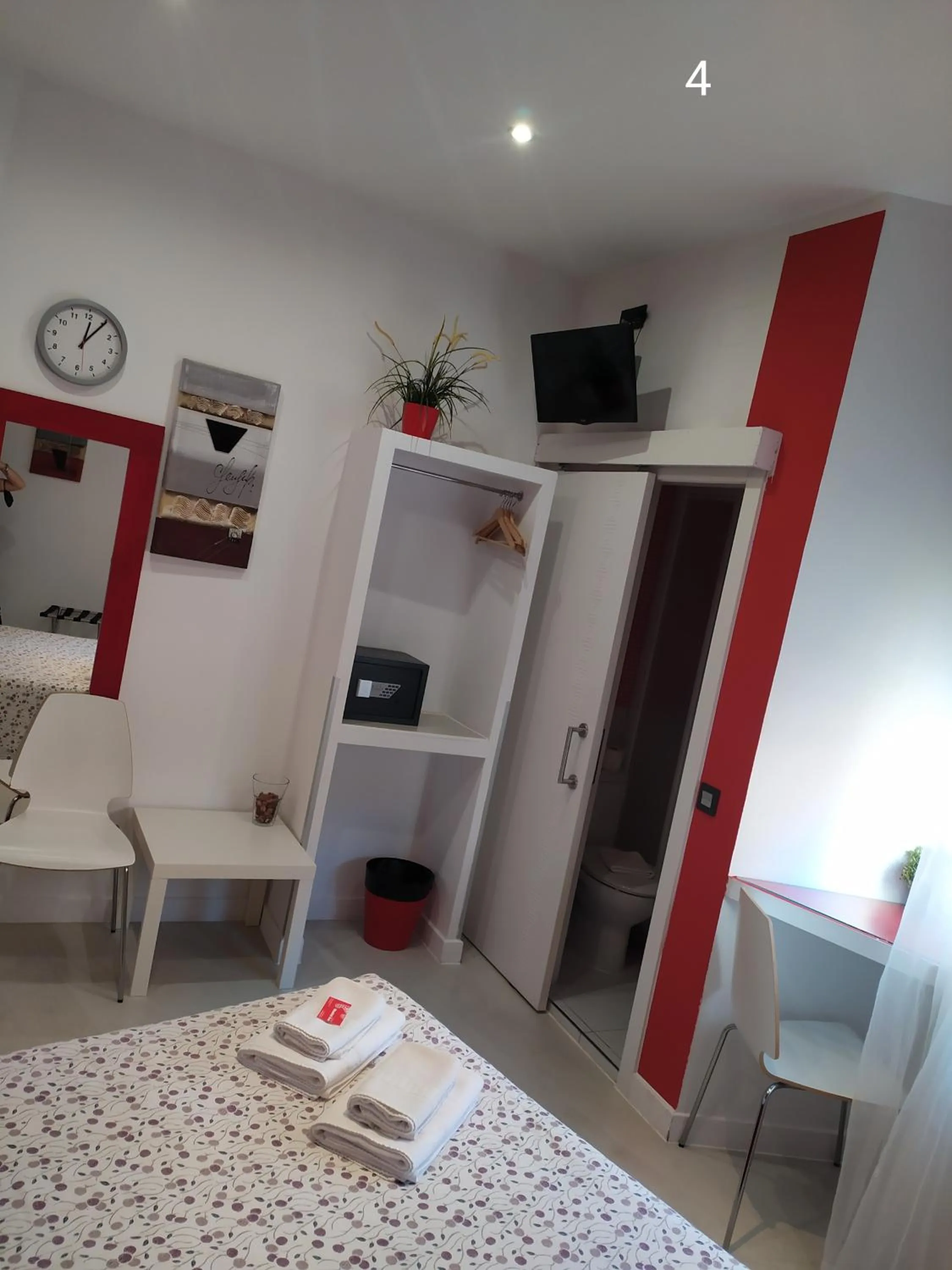 TV and multimedia, Bed in Hostal Inn Madrid