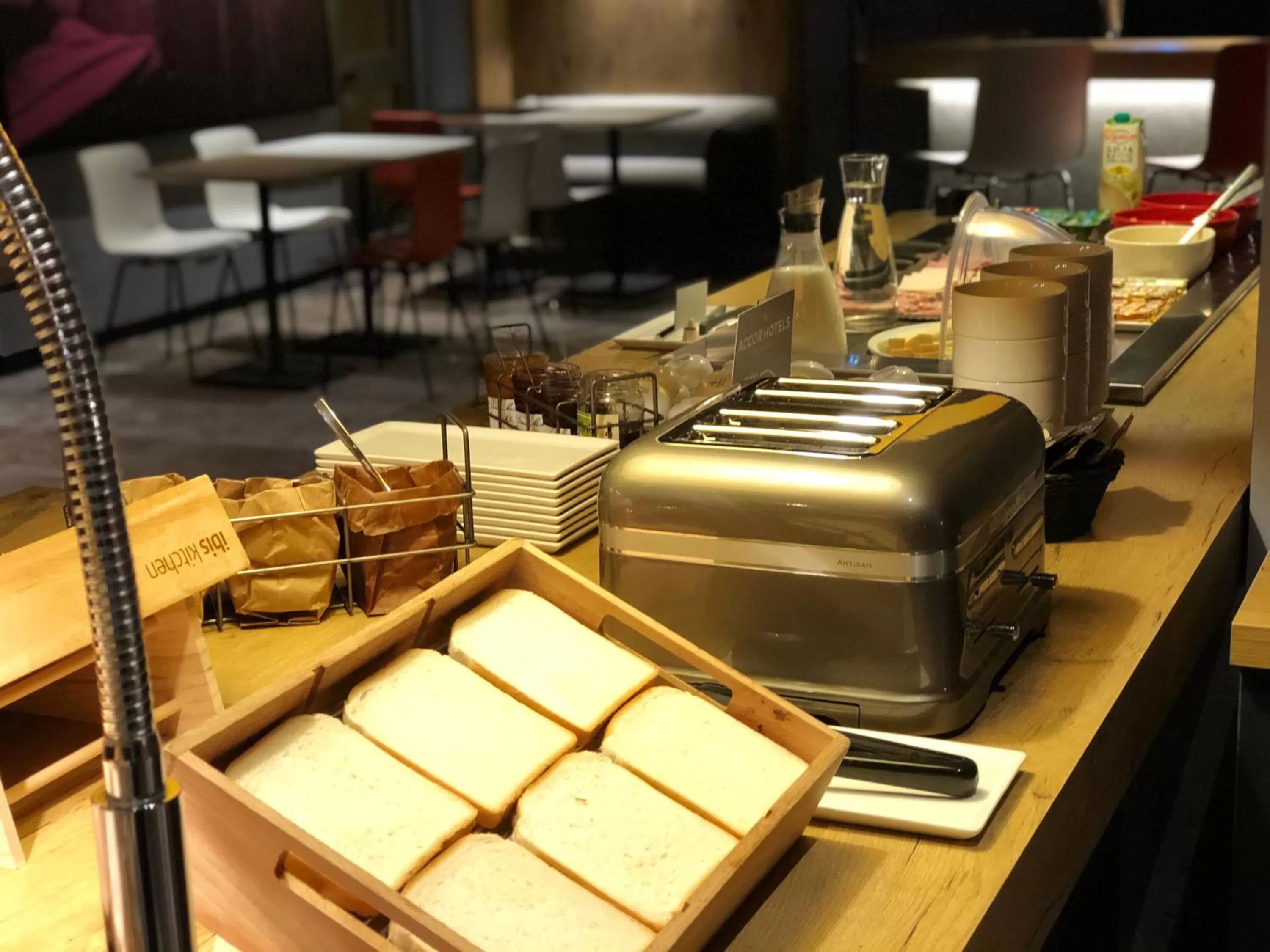 Restaurant/places to eat in ibis Melun