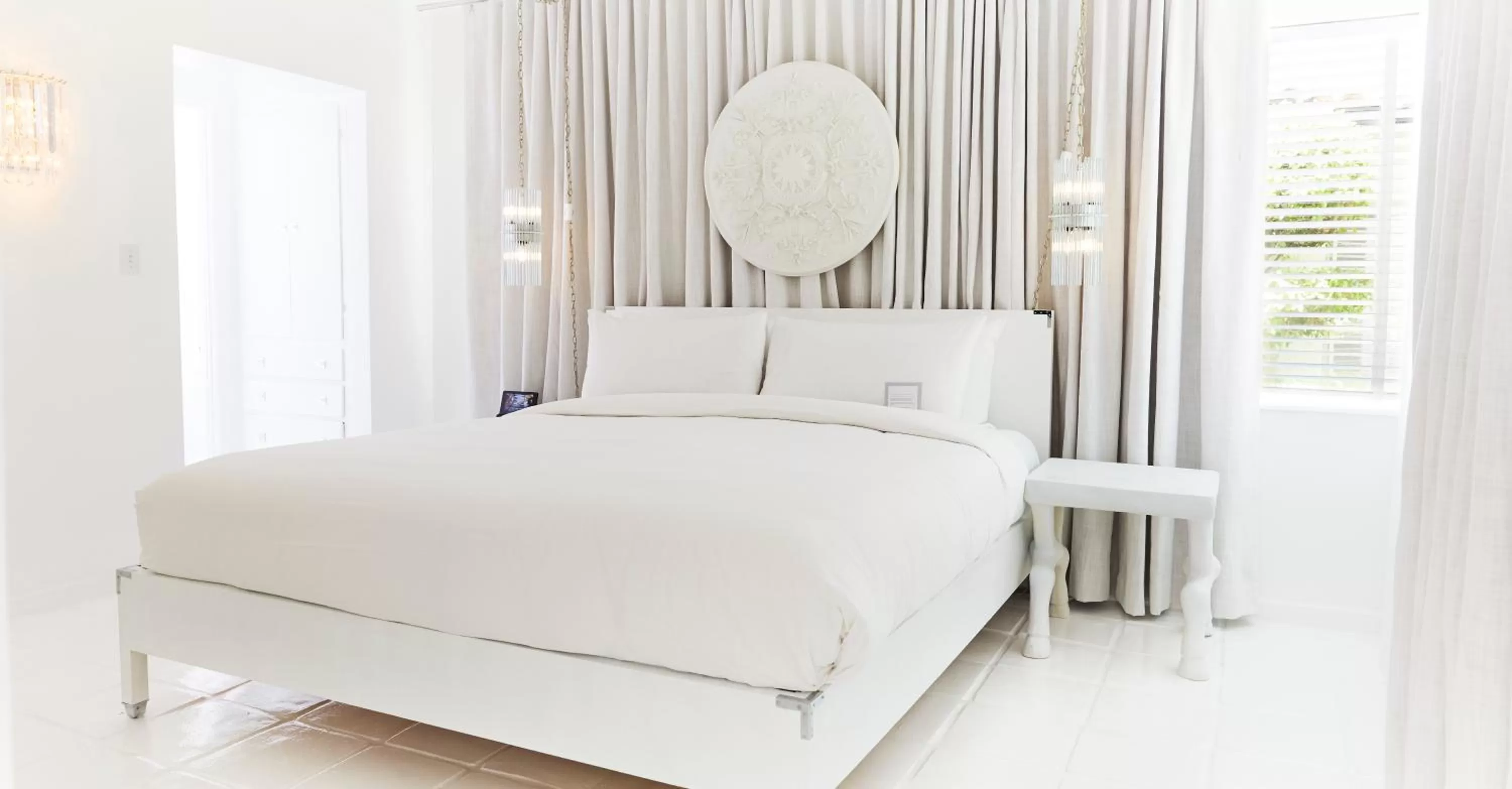 Bed in Avalon Hotel & Bungalows Palm Springs, a Member of Design Hotels