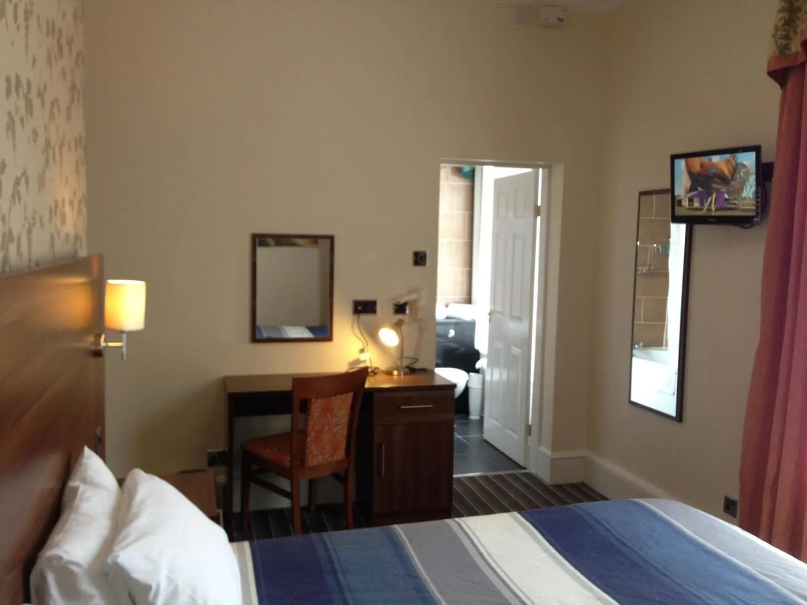 Bedroom, Bed in Ely House Hotel