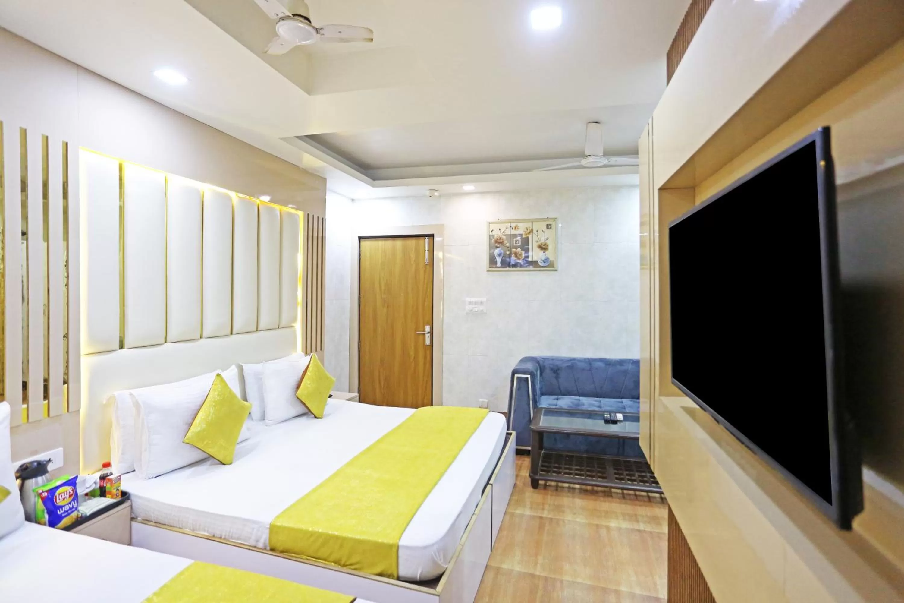 TV and multimedia, Bed in Hotel Preet Palace -5 Mints Walk From Nizamuddin Railway Station