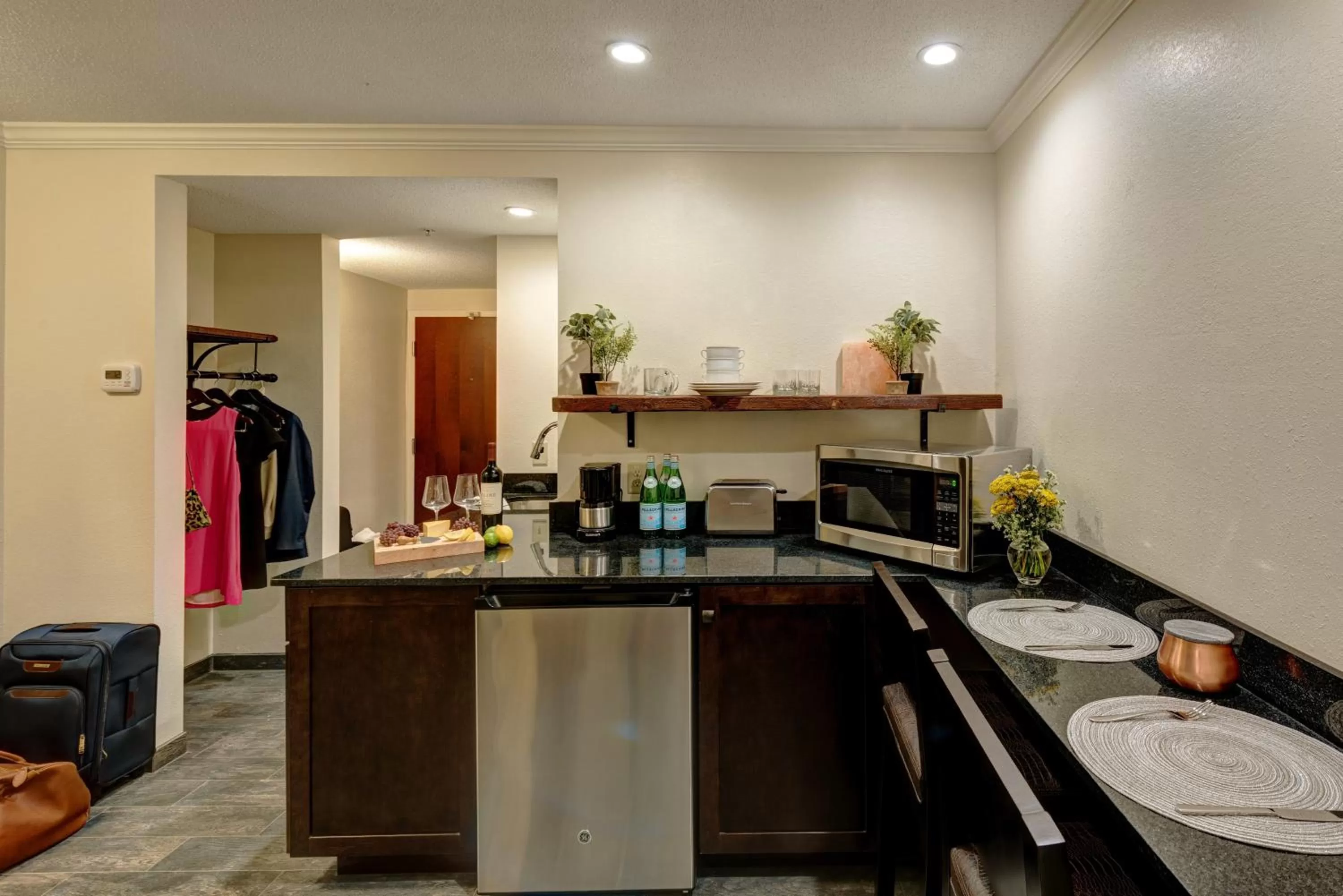 Kitchen or kitchenette in Garrison Hotel & Suites Dover-Portsmouth, an Ascend Collection Hotel