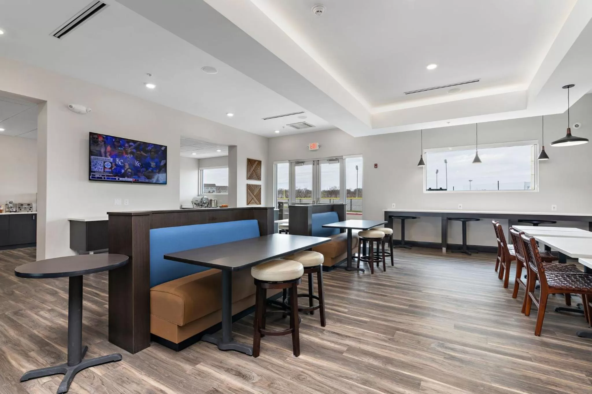 Breakfast in Holiday Inn Express Kansas City North Parkville by IHG