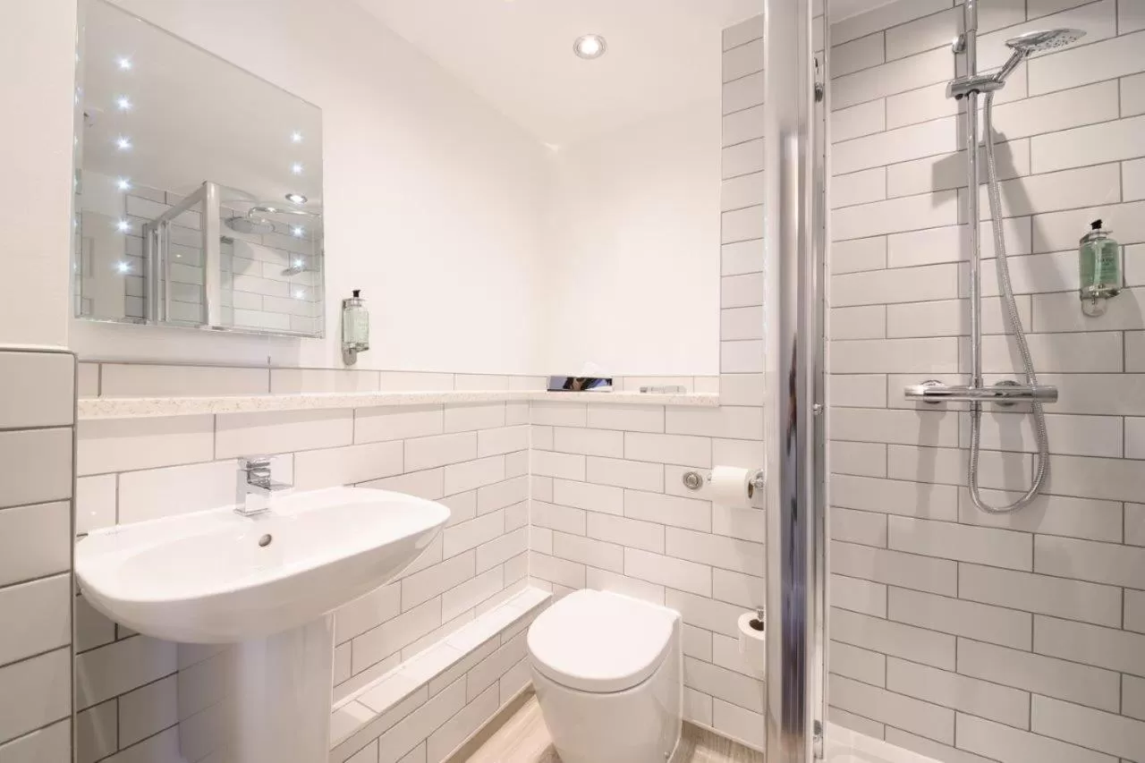 Shower in The St George and Dragon by Innkeeper's Collection