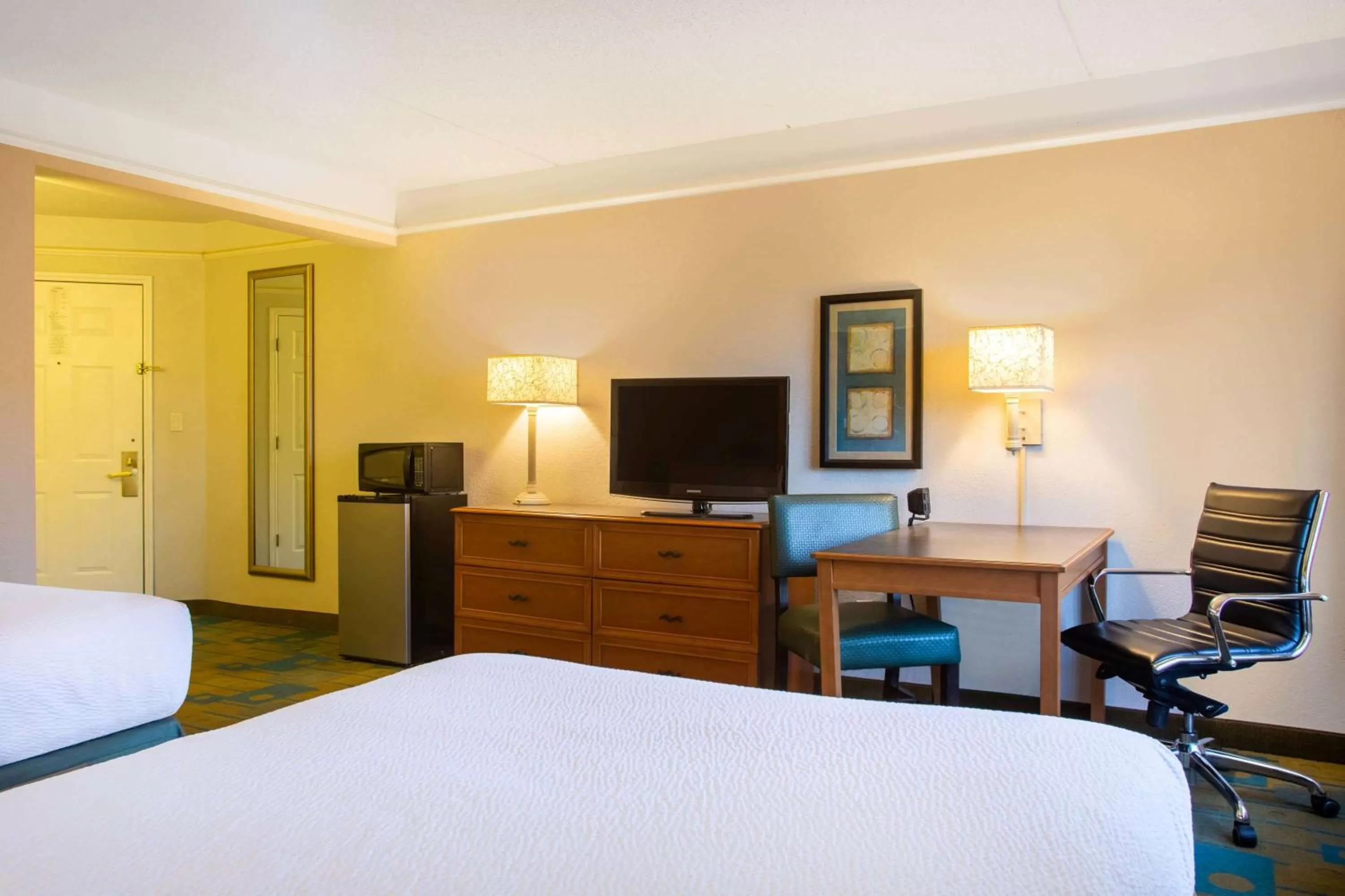 Photo of the whole room, Bed in La Quinta by Wyndham Charlotte Airport South