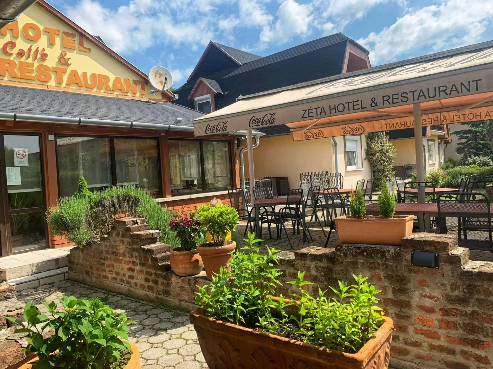 Property Building in Hotel Zéta