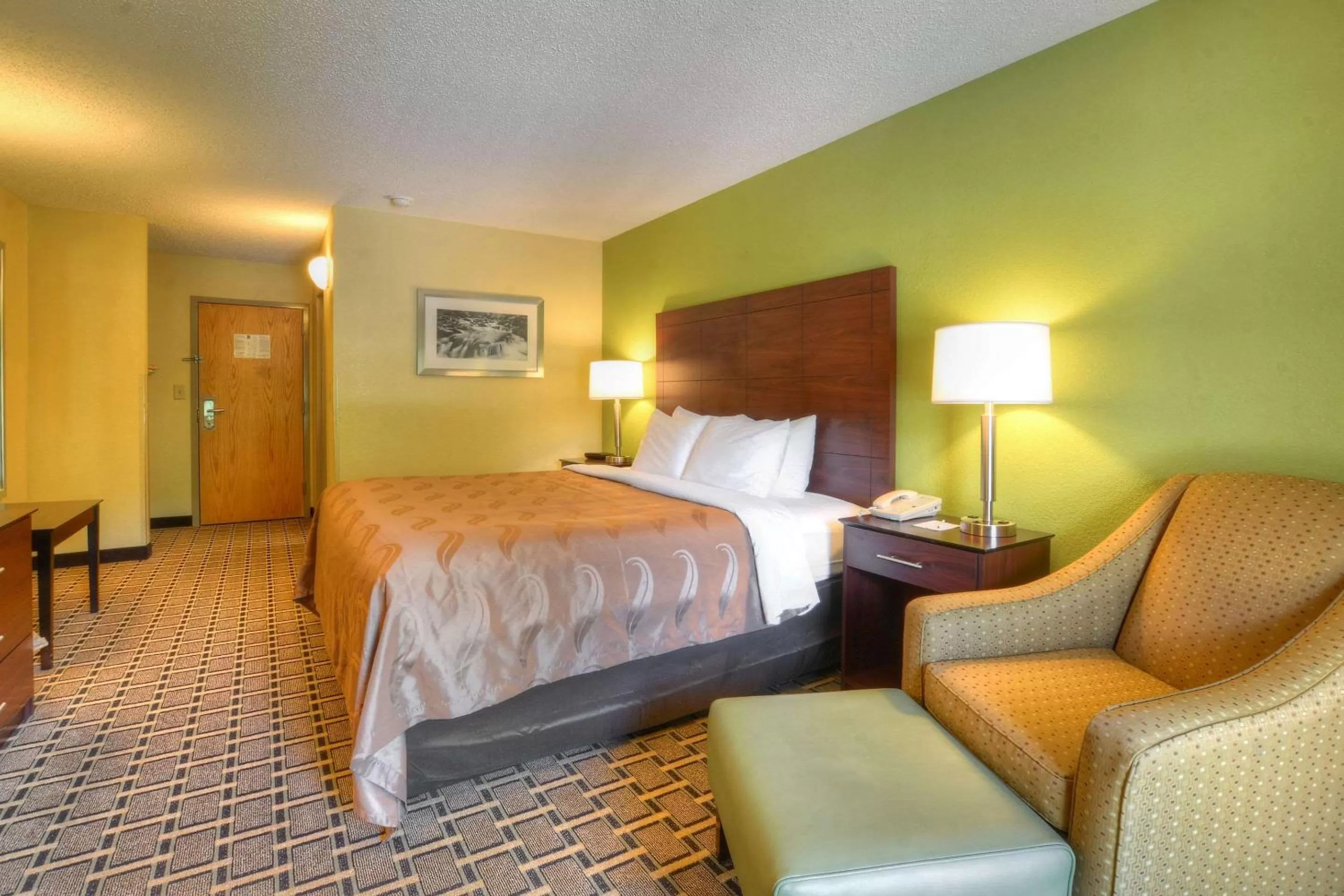 Photo of the whole room, Bed in Quality Inn Cherokee Riverside