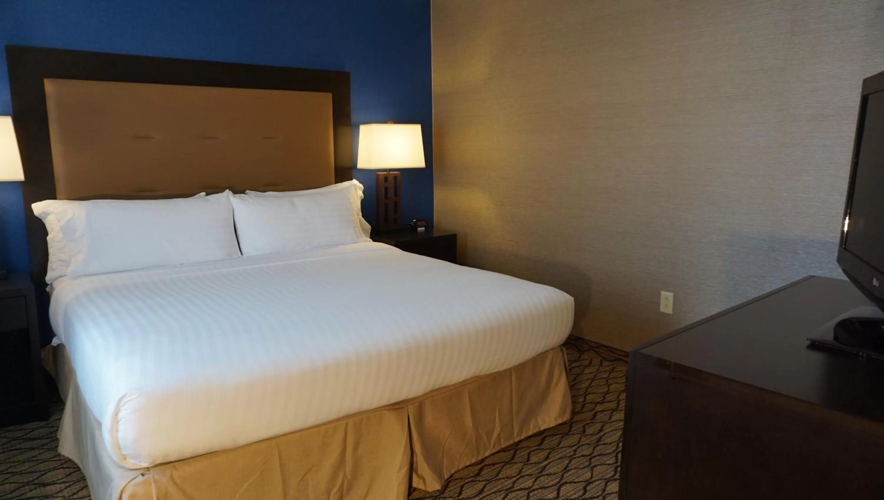 Bedroom, Bed in Holiday Inn Express & Suites Gibson by IHG