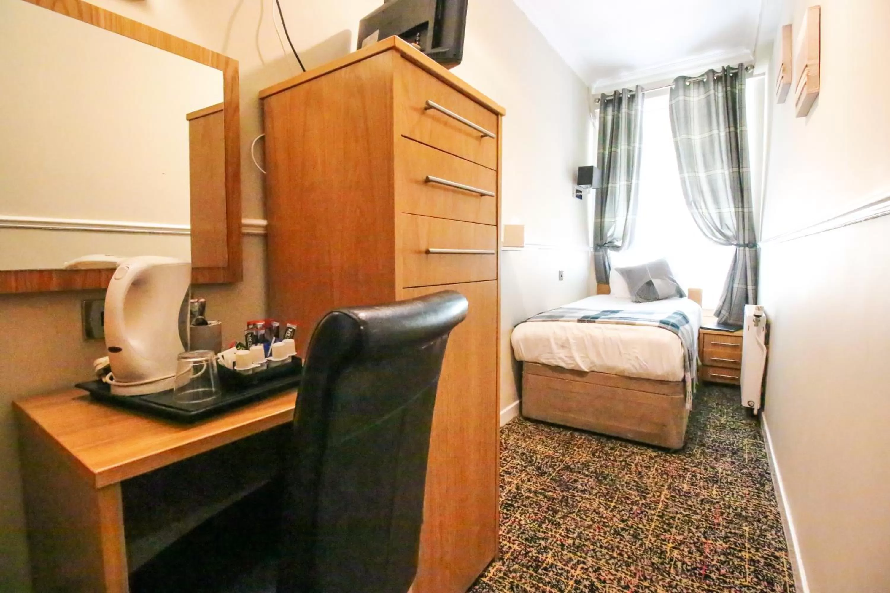 Bedroom, Bed in Kelvingrove Hotel - Sauchiehall St