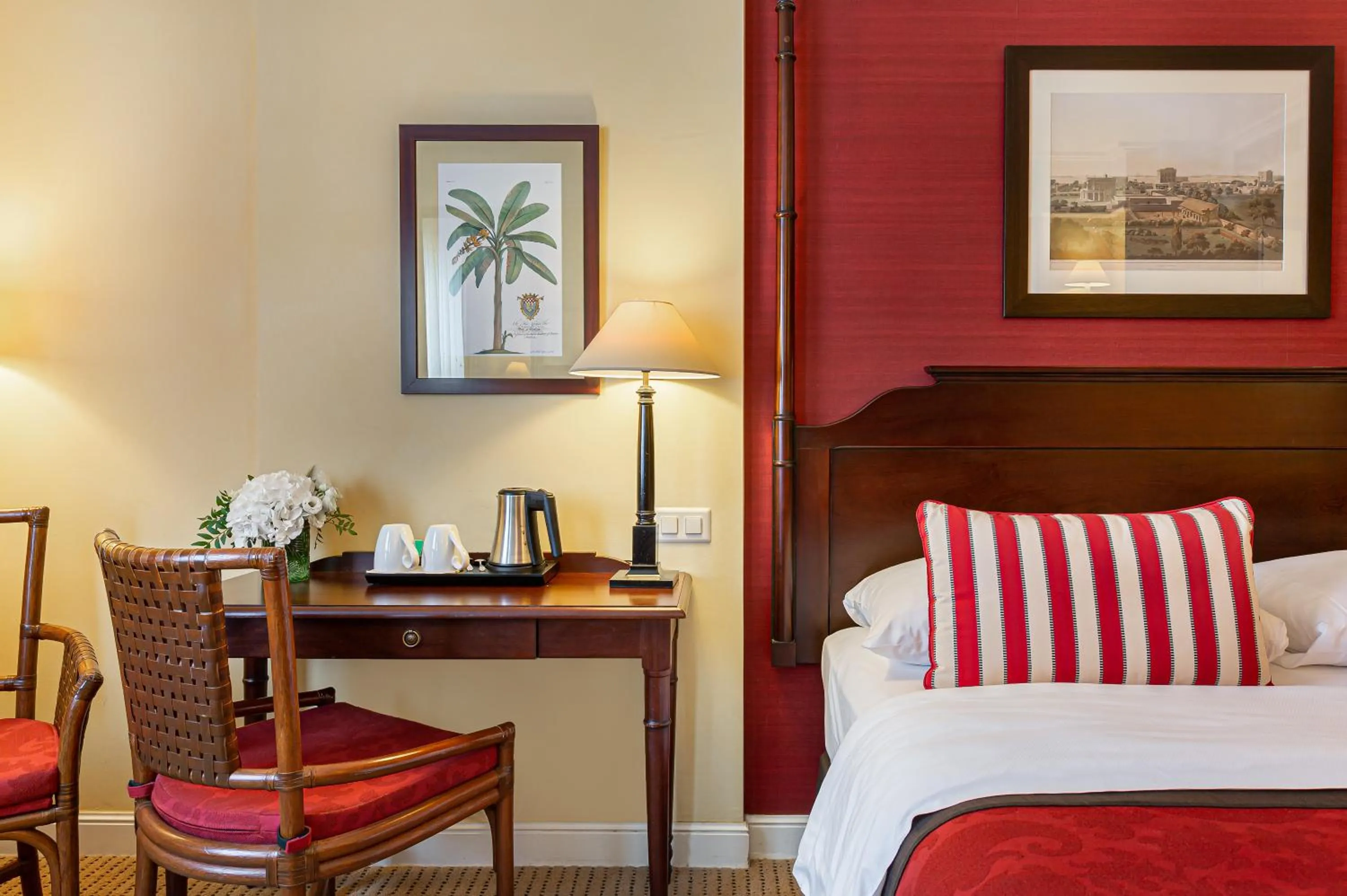 Bed in Kipling Manotel