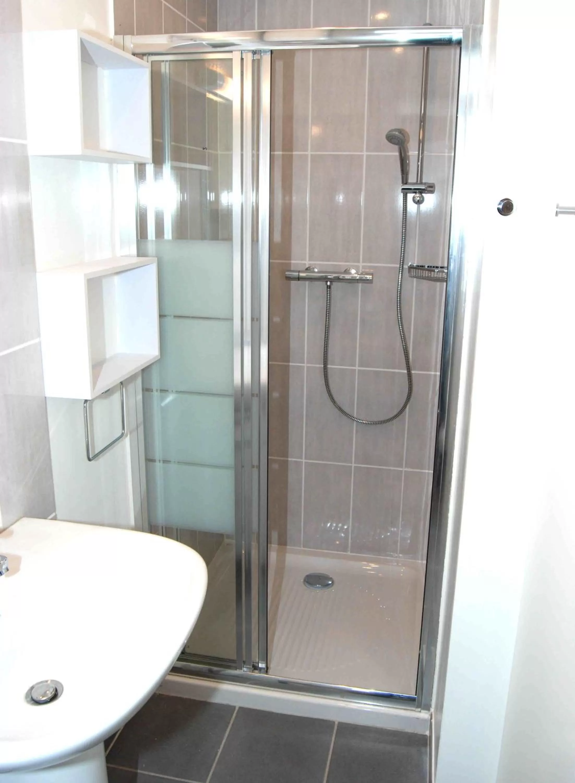 Bathroom in Apparthotel Douai Gare