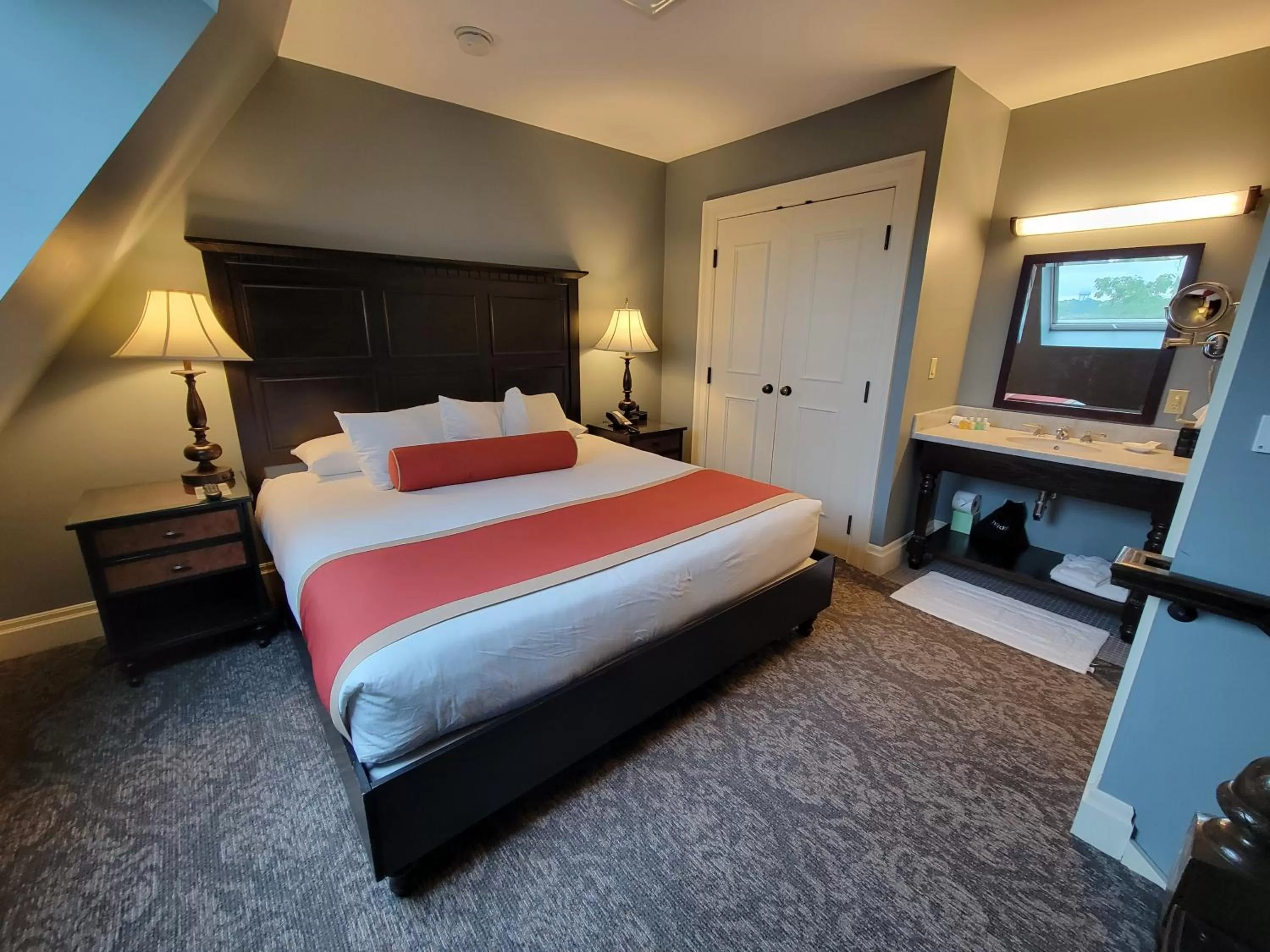 Bedroom, Bed in Mansions on Fifth