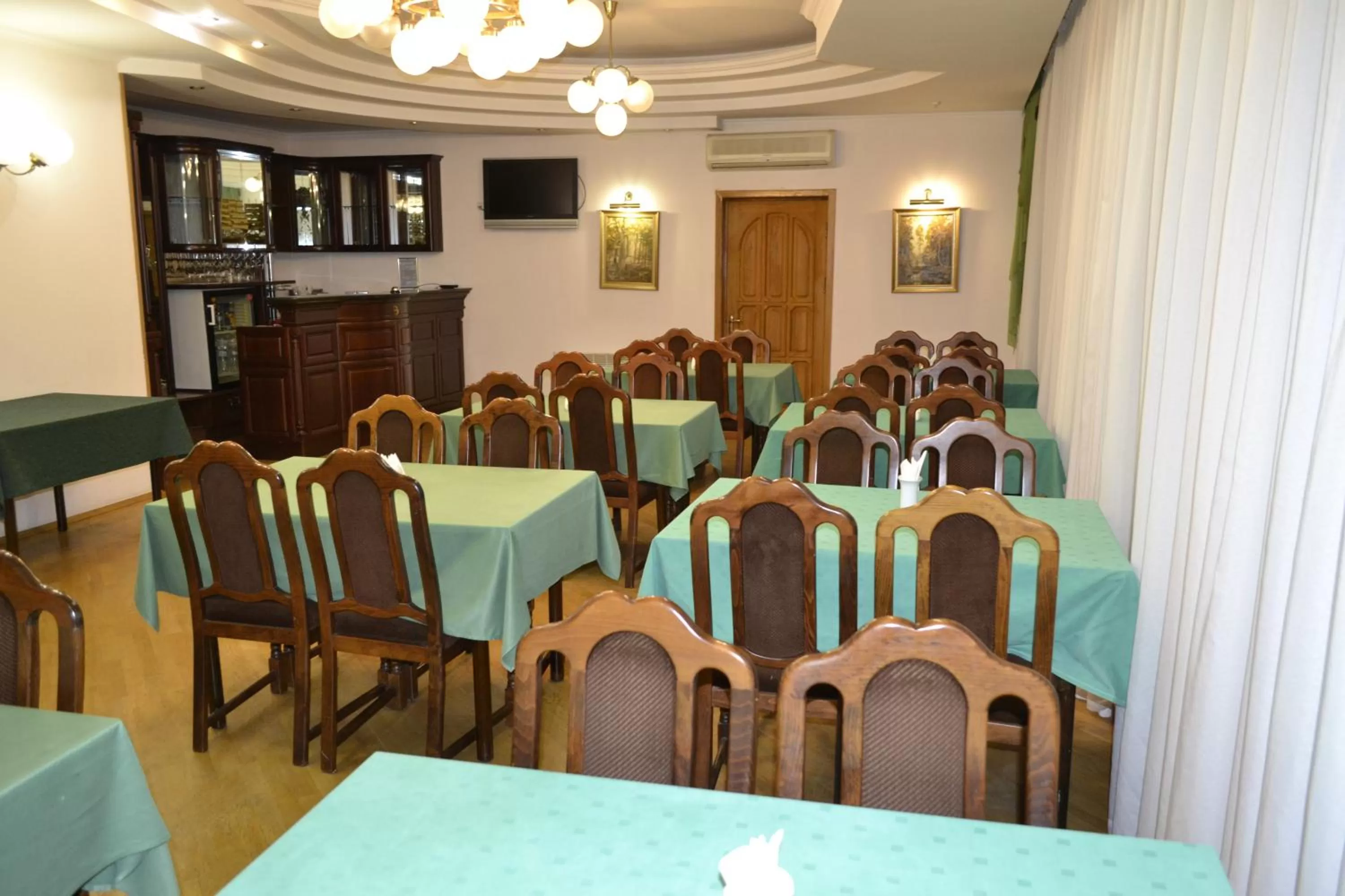 Restaurant/places to eat in Dnipro Hotel
