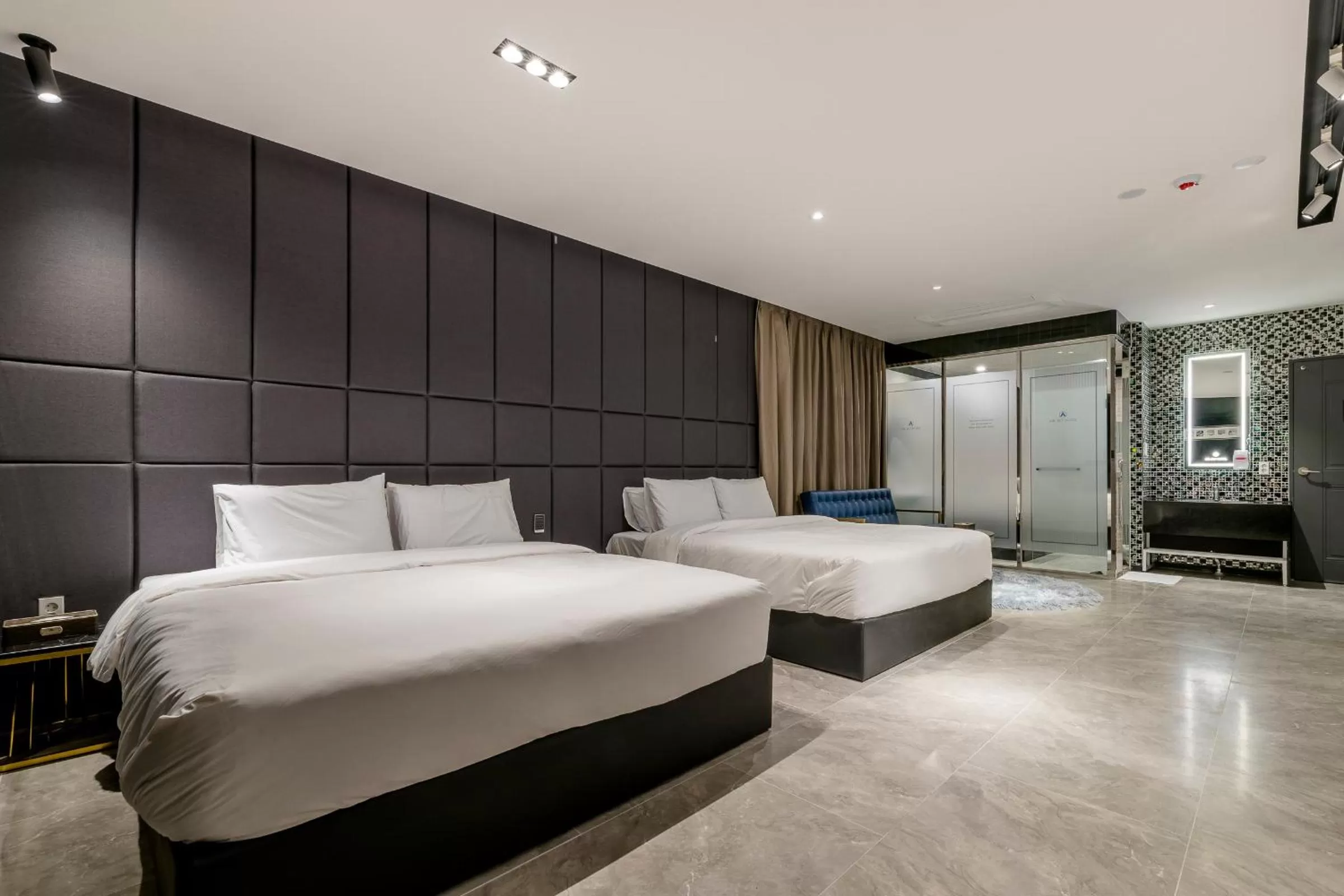 Photo of the whole room, Bed in Air Sky Hotel