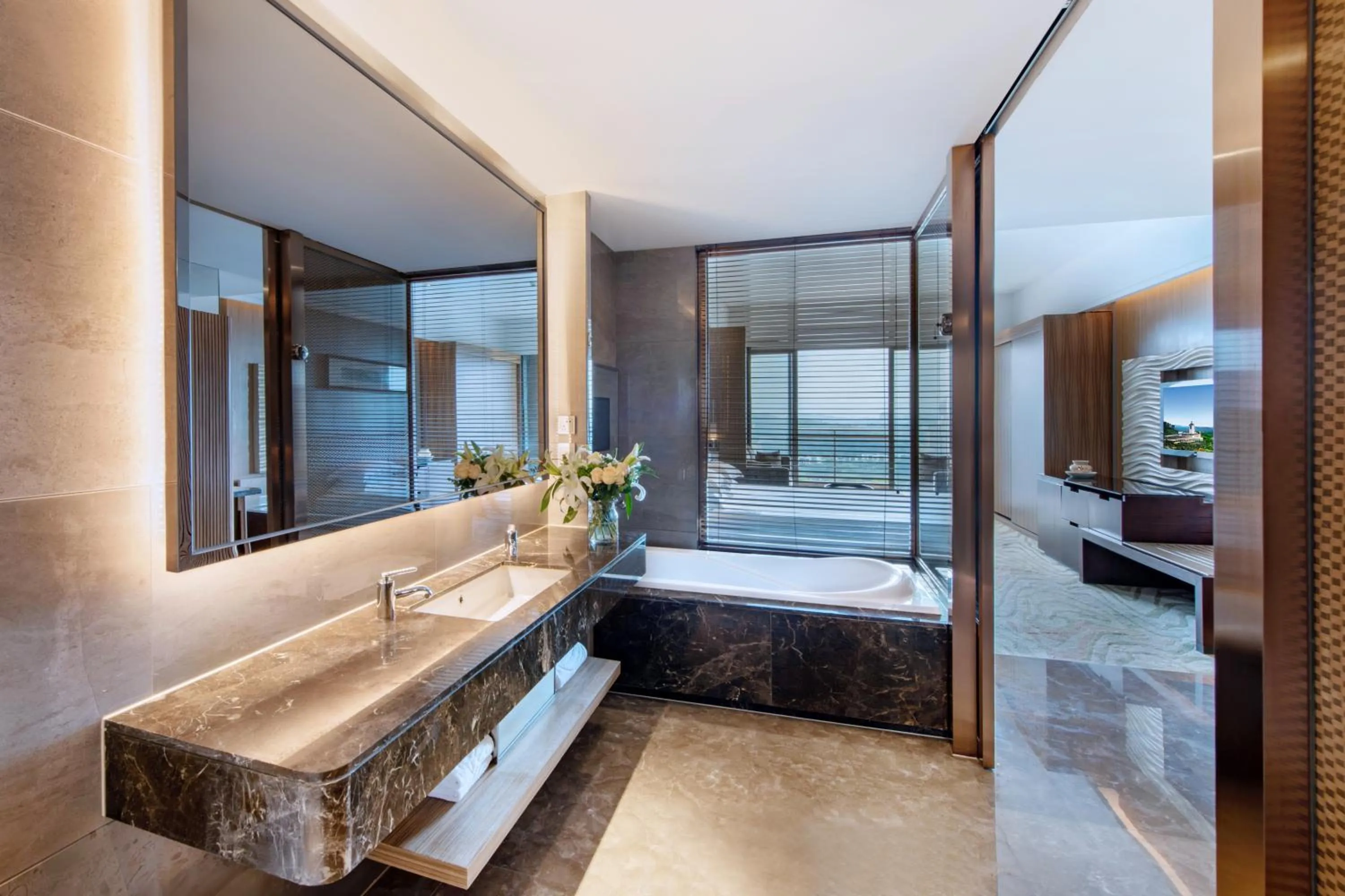 Bathroom, Bed in Mission Hills Hotel Resorts Dongguan