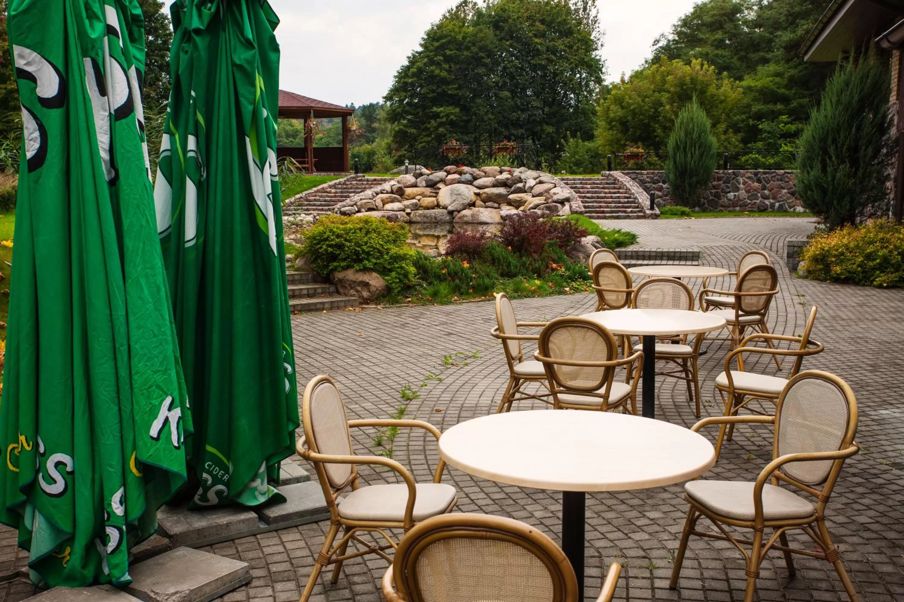 Restaurant/places to eat in Park Villa Hotel