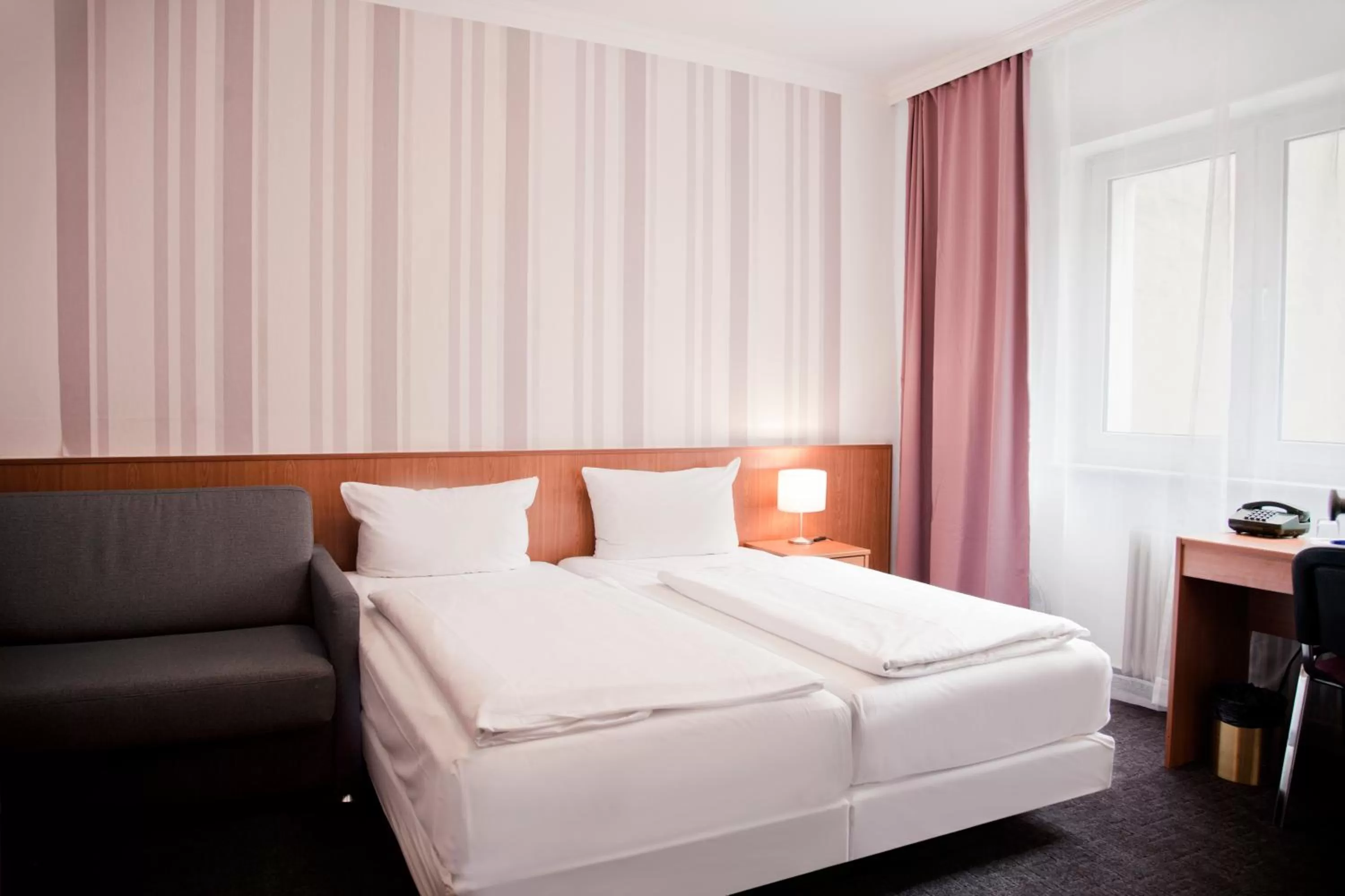 Photo of the whole room, Bed in Les Nations