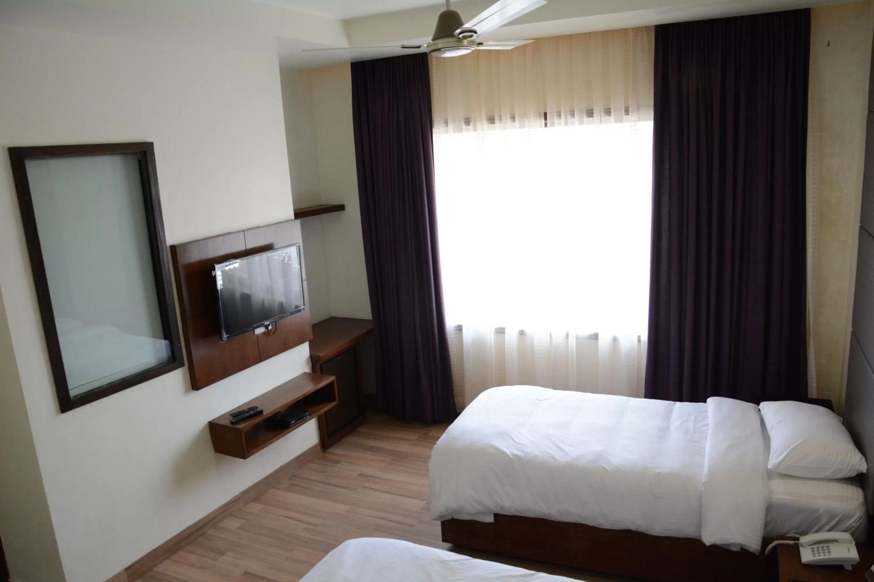 Bed, TV/Entertainment Center in Green Hotel & Restaurant