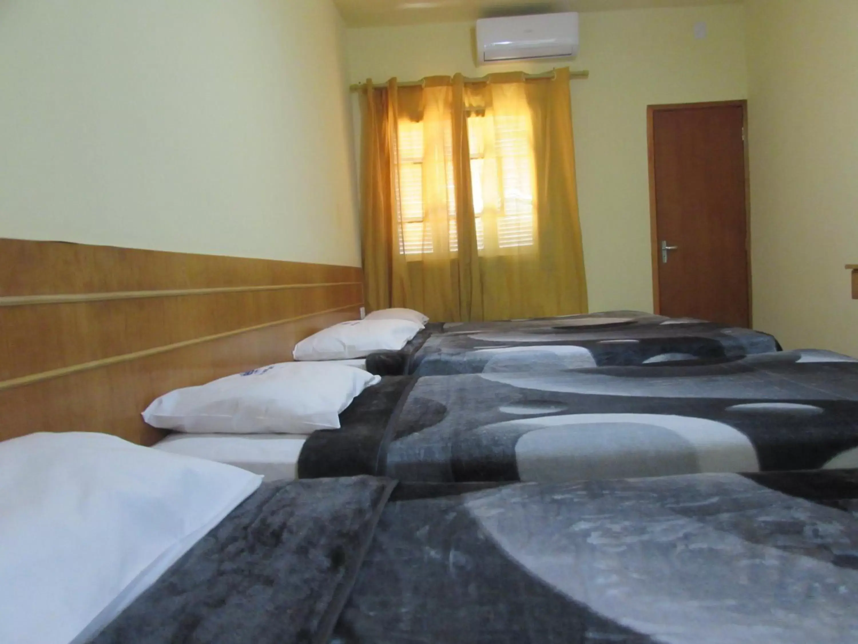 Quadruple Room in Hotel Monteneve a 2 minutos do Bom Retiro, a 8 minutos da 25 de Março a 100 metros da estação de trem para Aeroporto Internacional de Guarulhos Quadruple Room in Hotel Monteneve a 2 minutos do Bom Retiro, a 8 minutos da 25 de Março a 100 metros da estação de trem para Aeroporto Internacional de Guarulhos