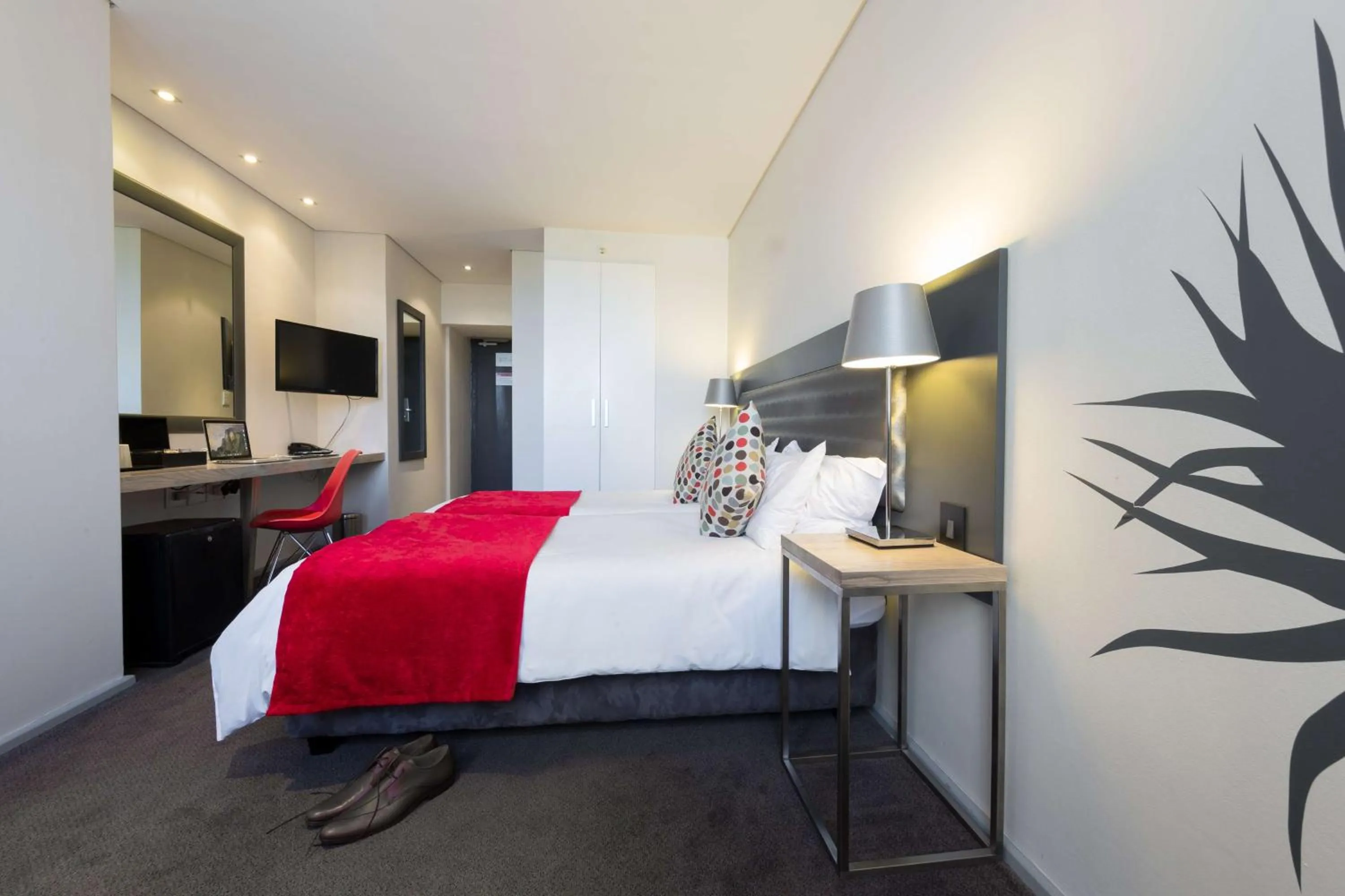 Photo of the whole room, Bed in Fountains Hotel