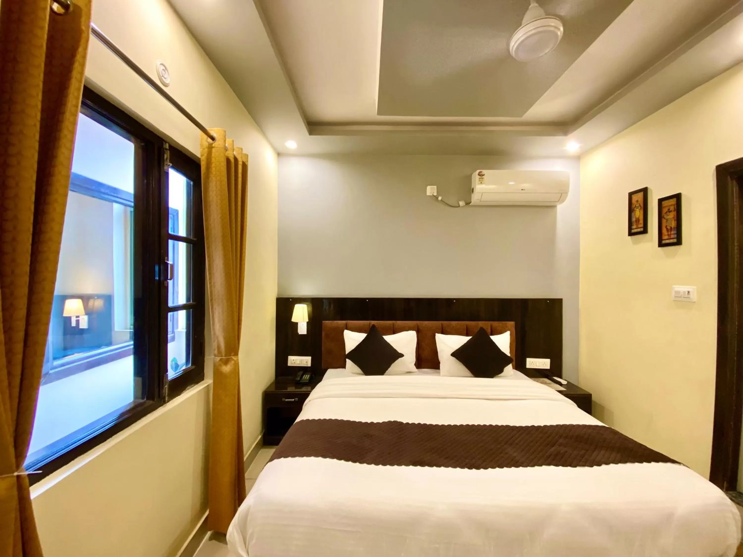 Photo of the whole room, Bed in Tapovan New Residency - 5 minutes walk to Laxman jhula
