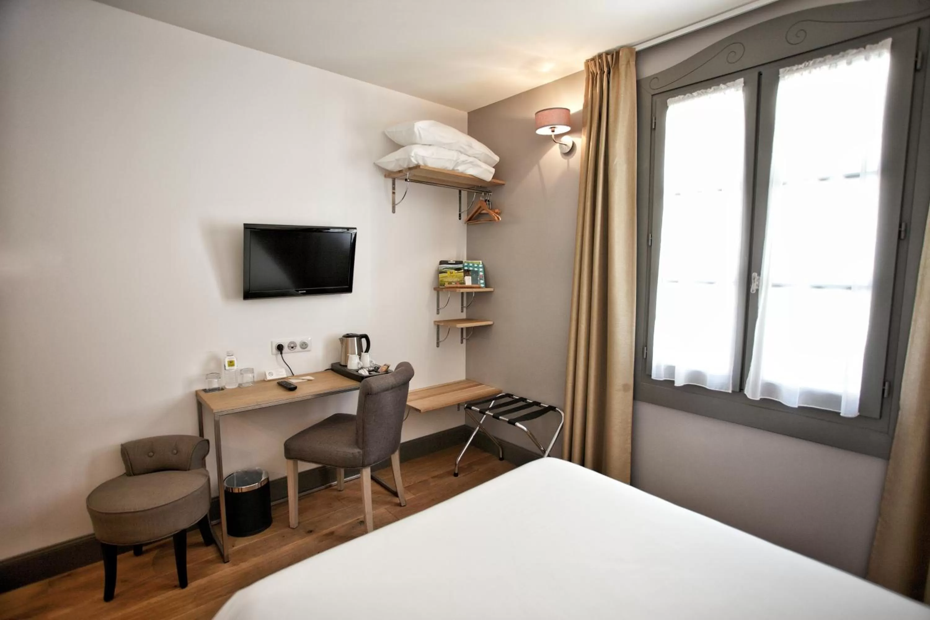 Photo of the whole room, Bed in Hôtel Henri IV