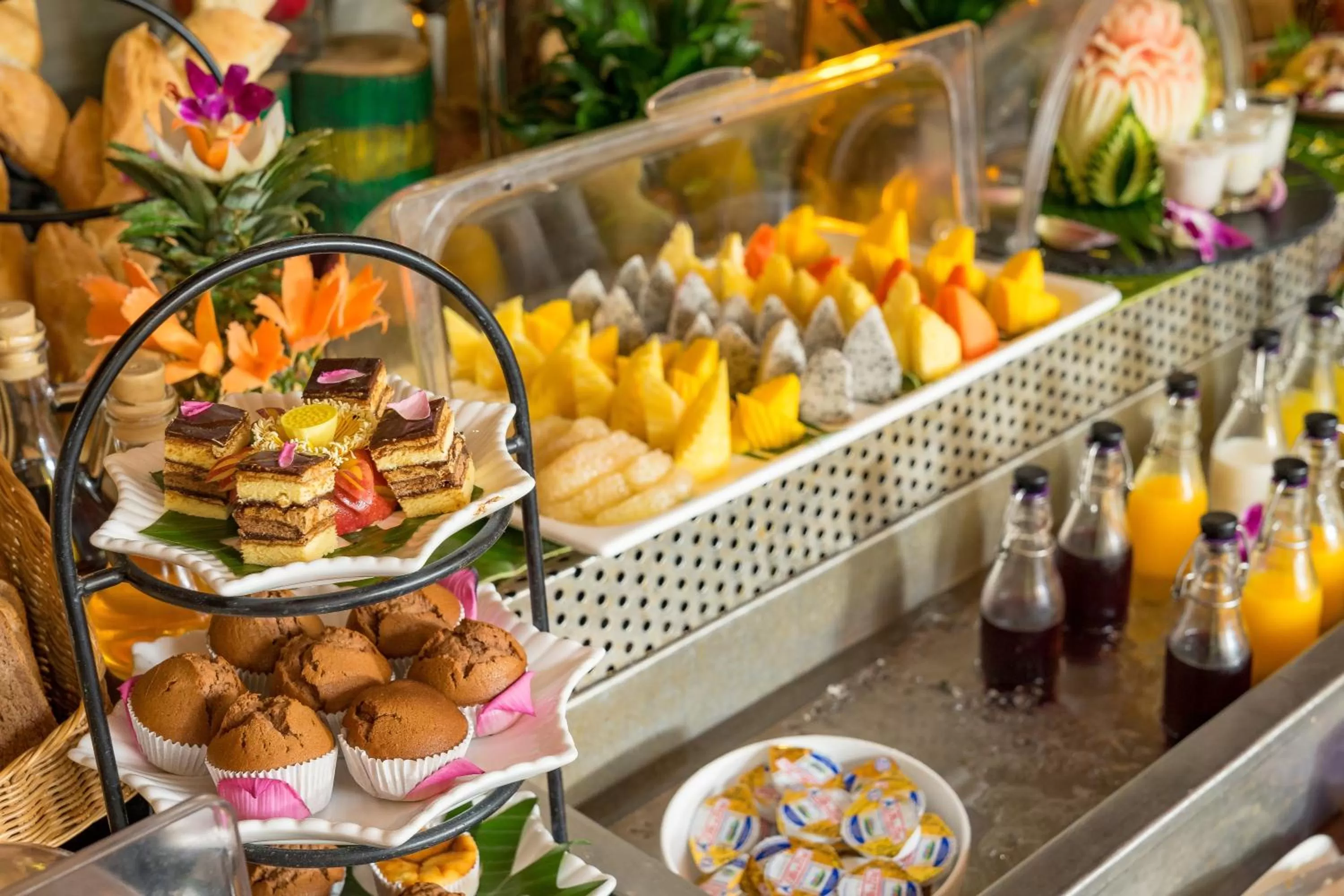 Restaurant/places to eat in Golden Temple Residence