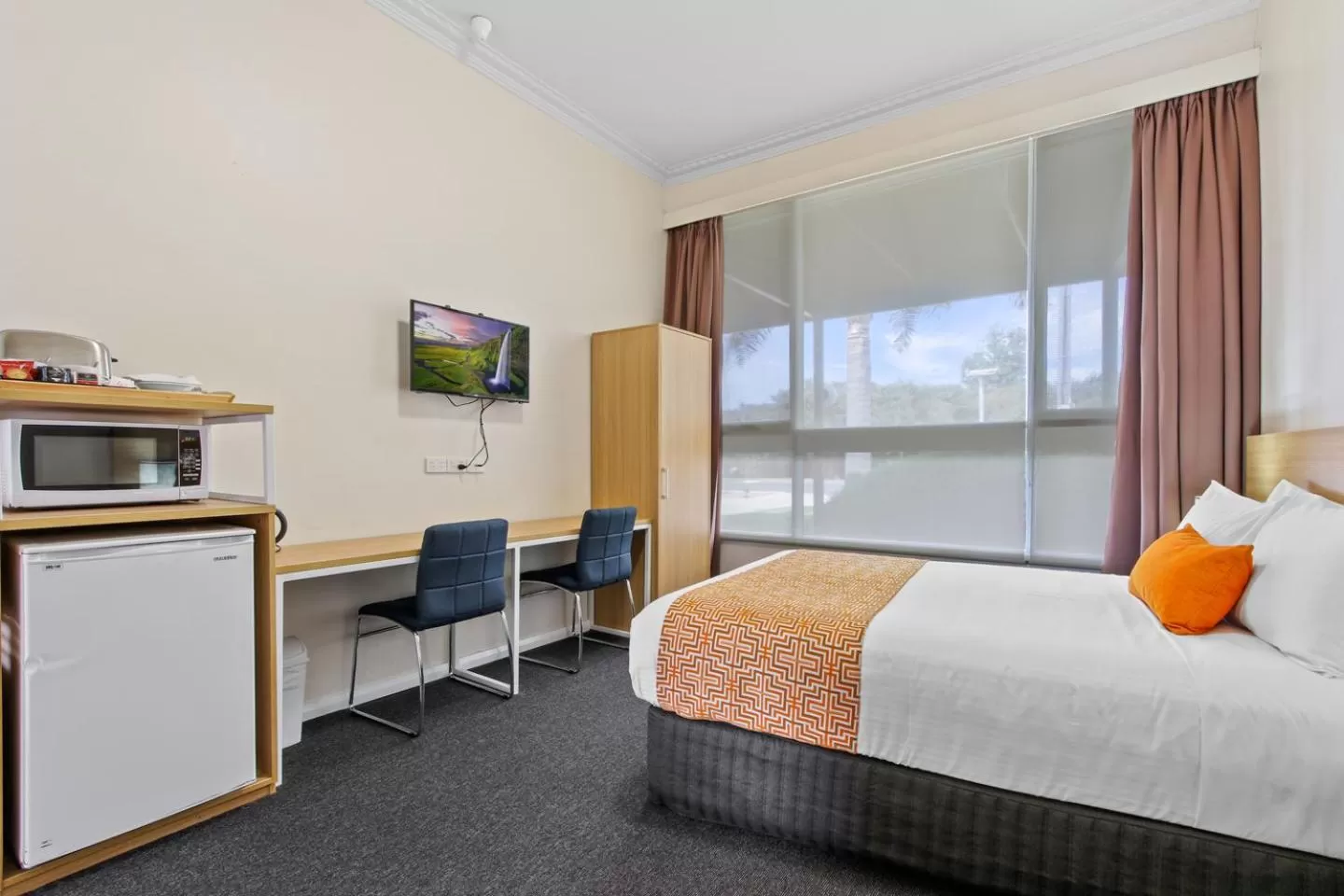 Bed in Comfort Inn & Suites Lakes Entrance