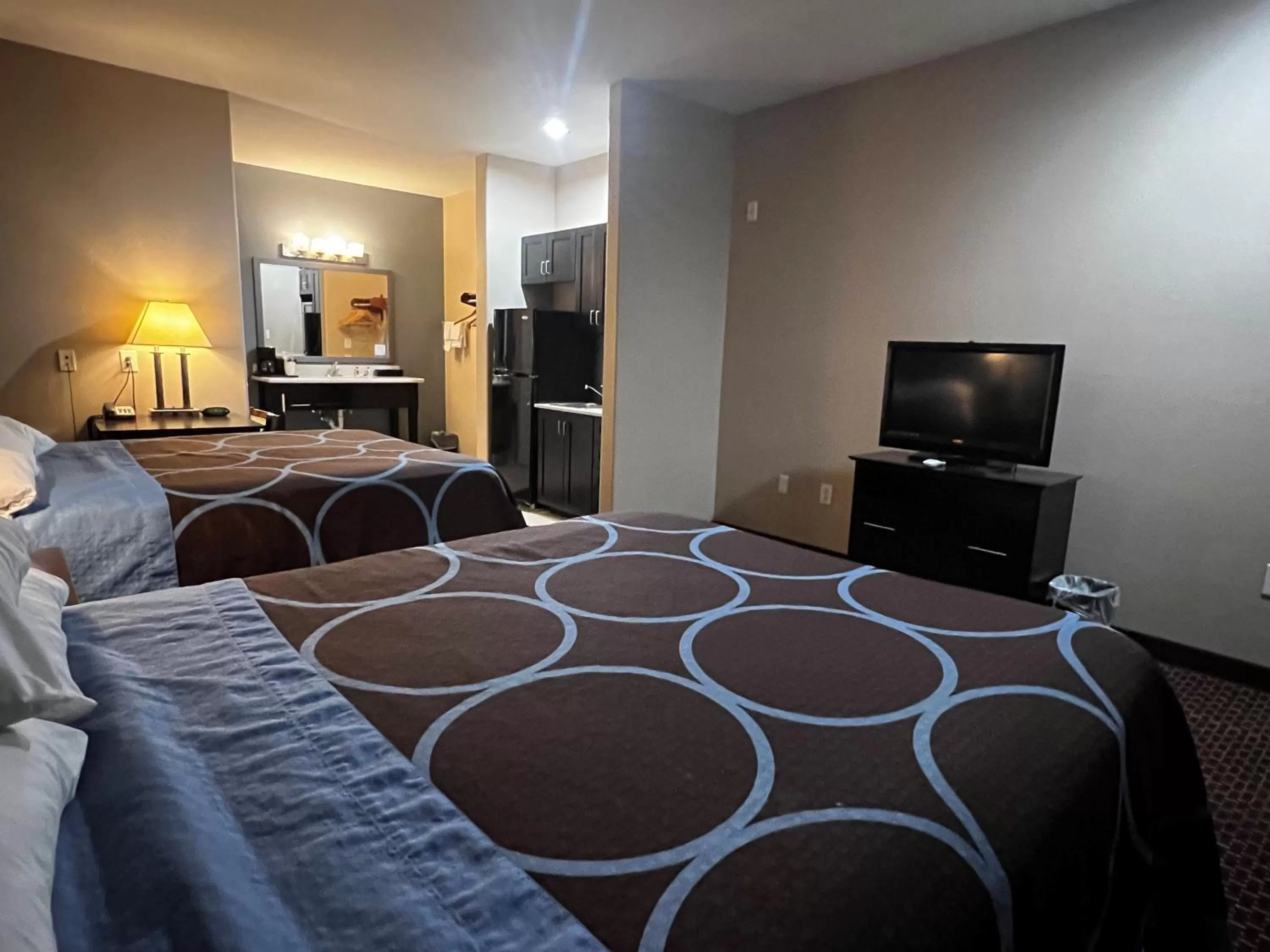 Photo of the whole room, Bed in Super 8 by Wyndham Center