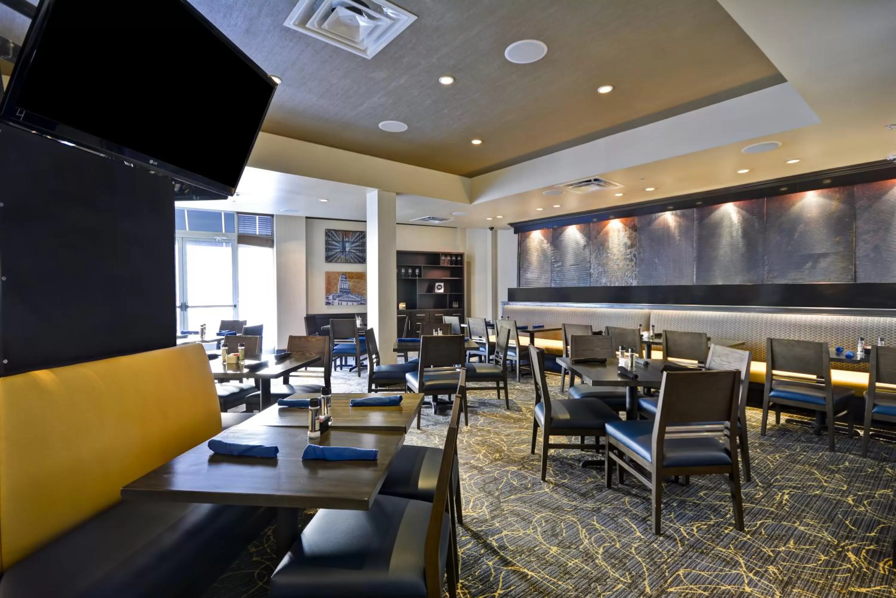Restaurant/places to eat in Holiday Inn Detroit Metro Airport by IHG