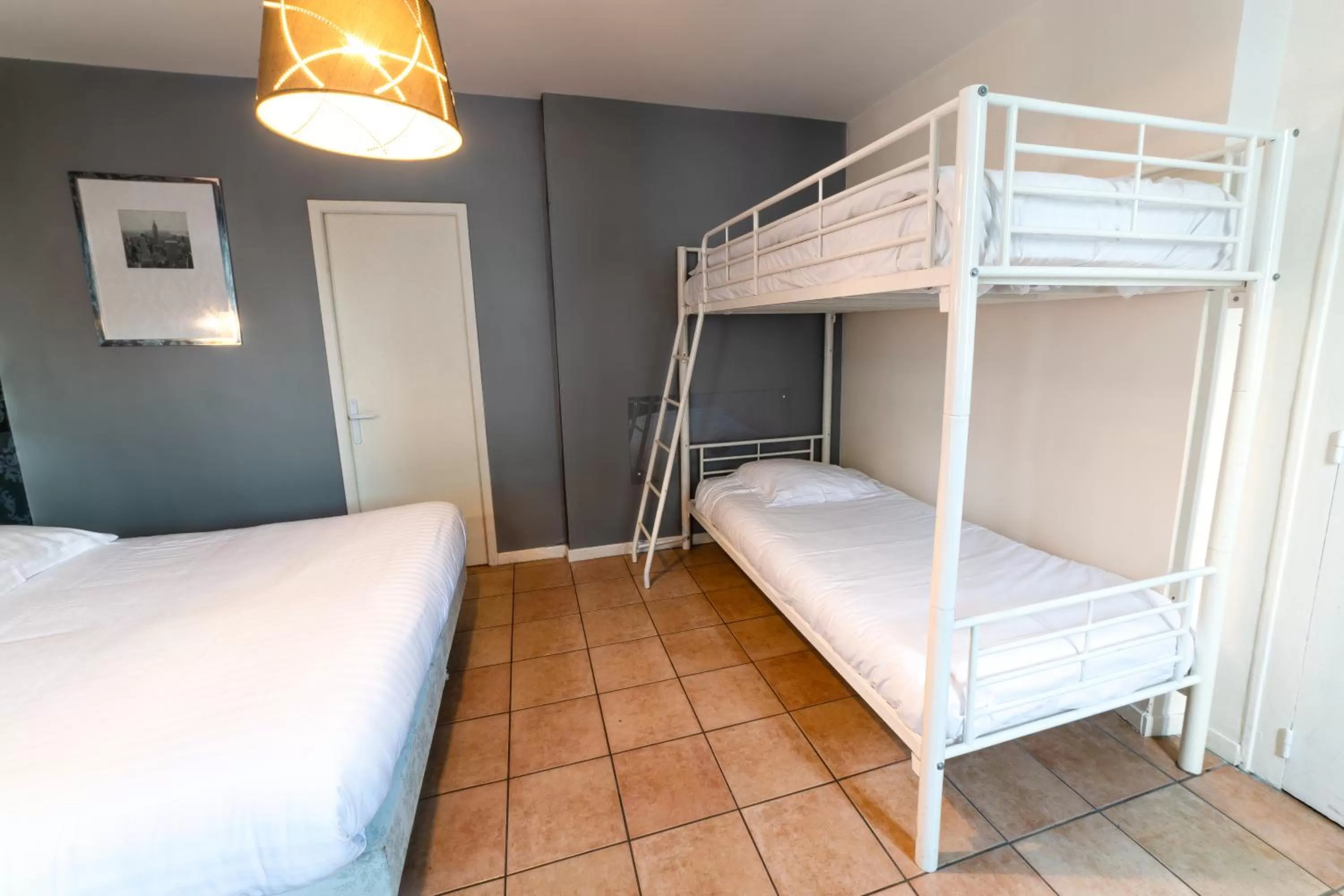 bunk bed, Bed in Hôtel Furania