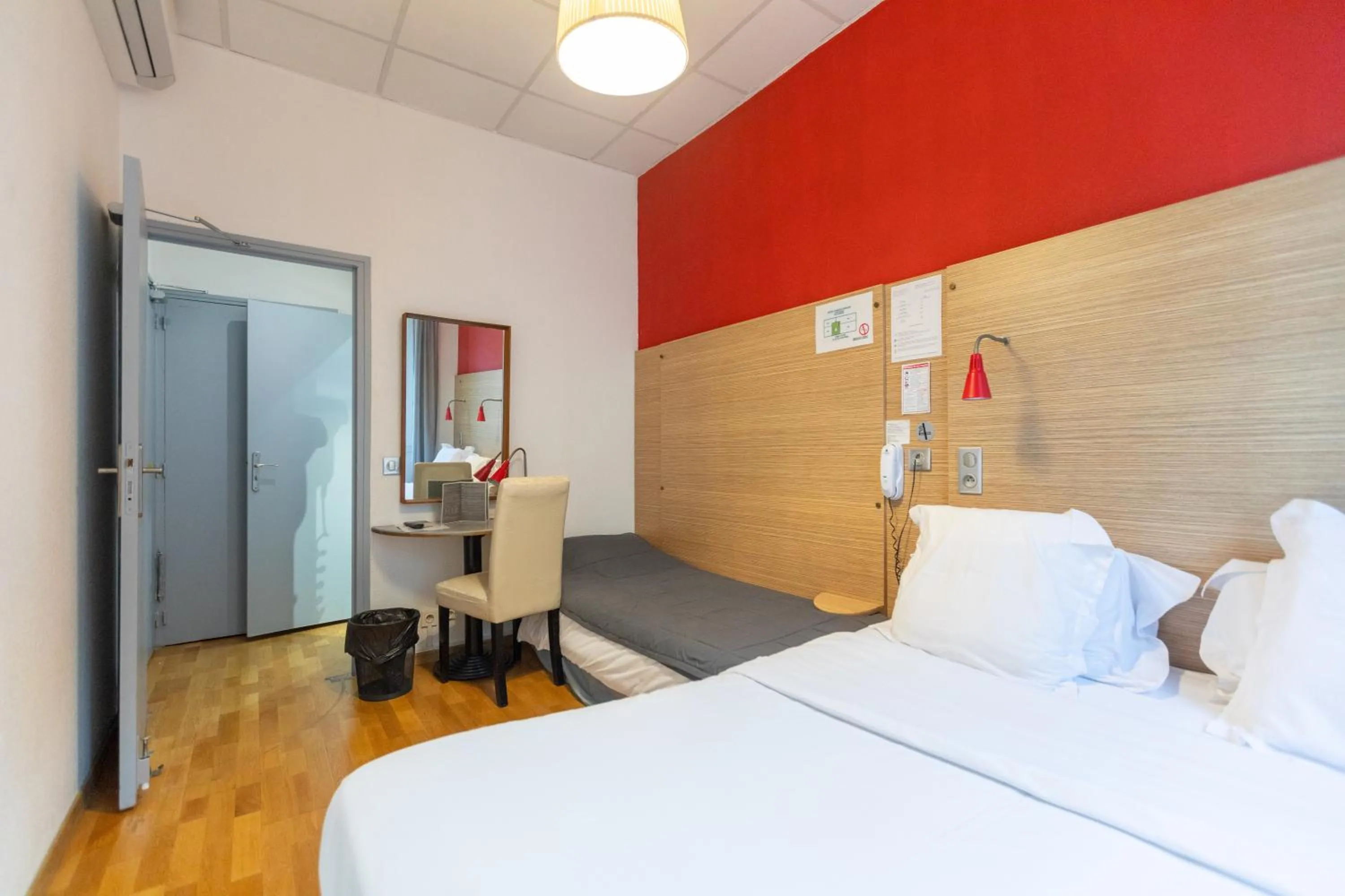 Bed in Hôtel Edmond Rostand