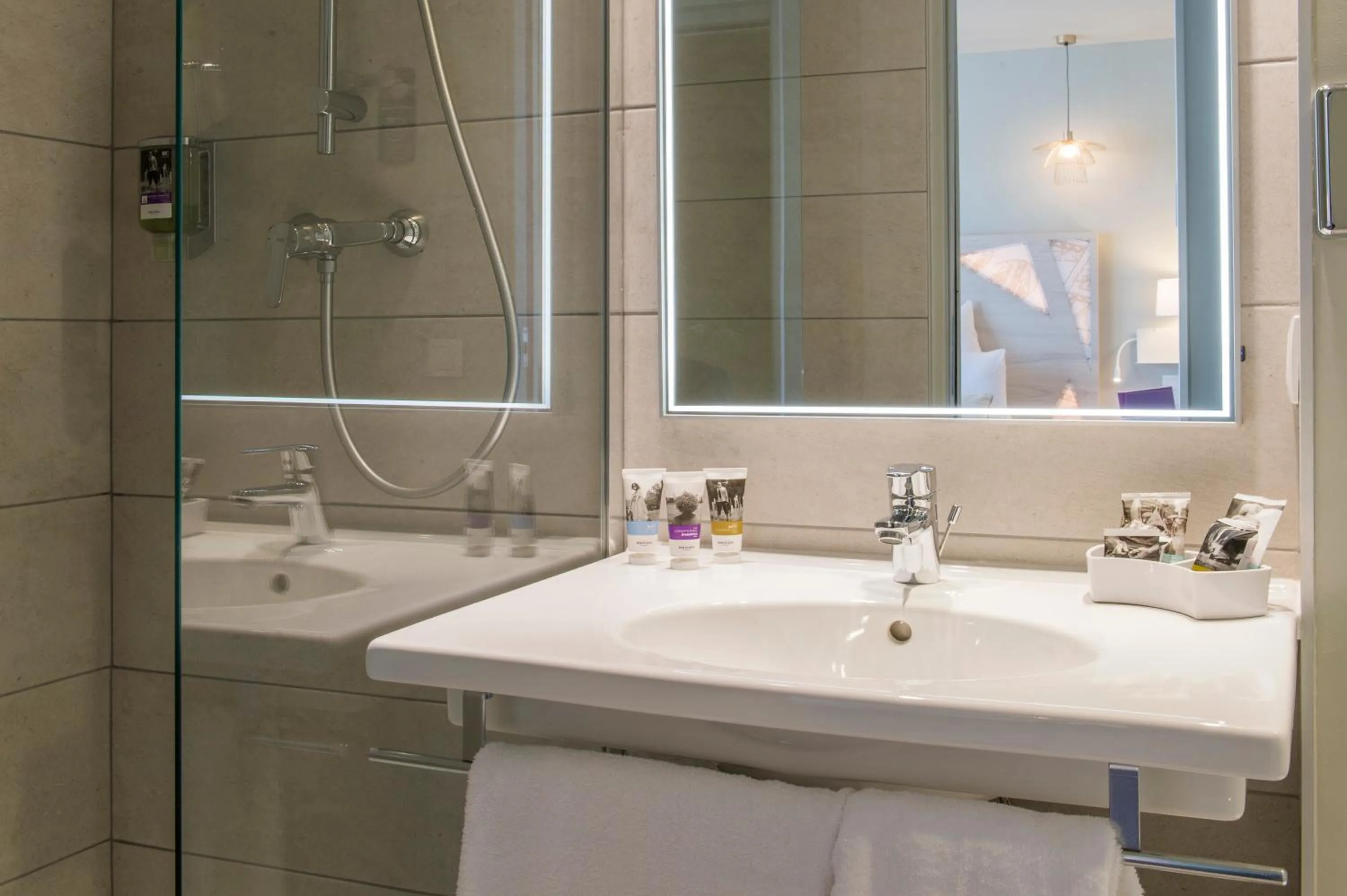 Bathroom in Mercure Paris Pont de Levallois Neuilly