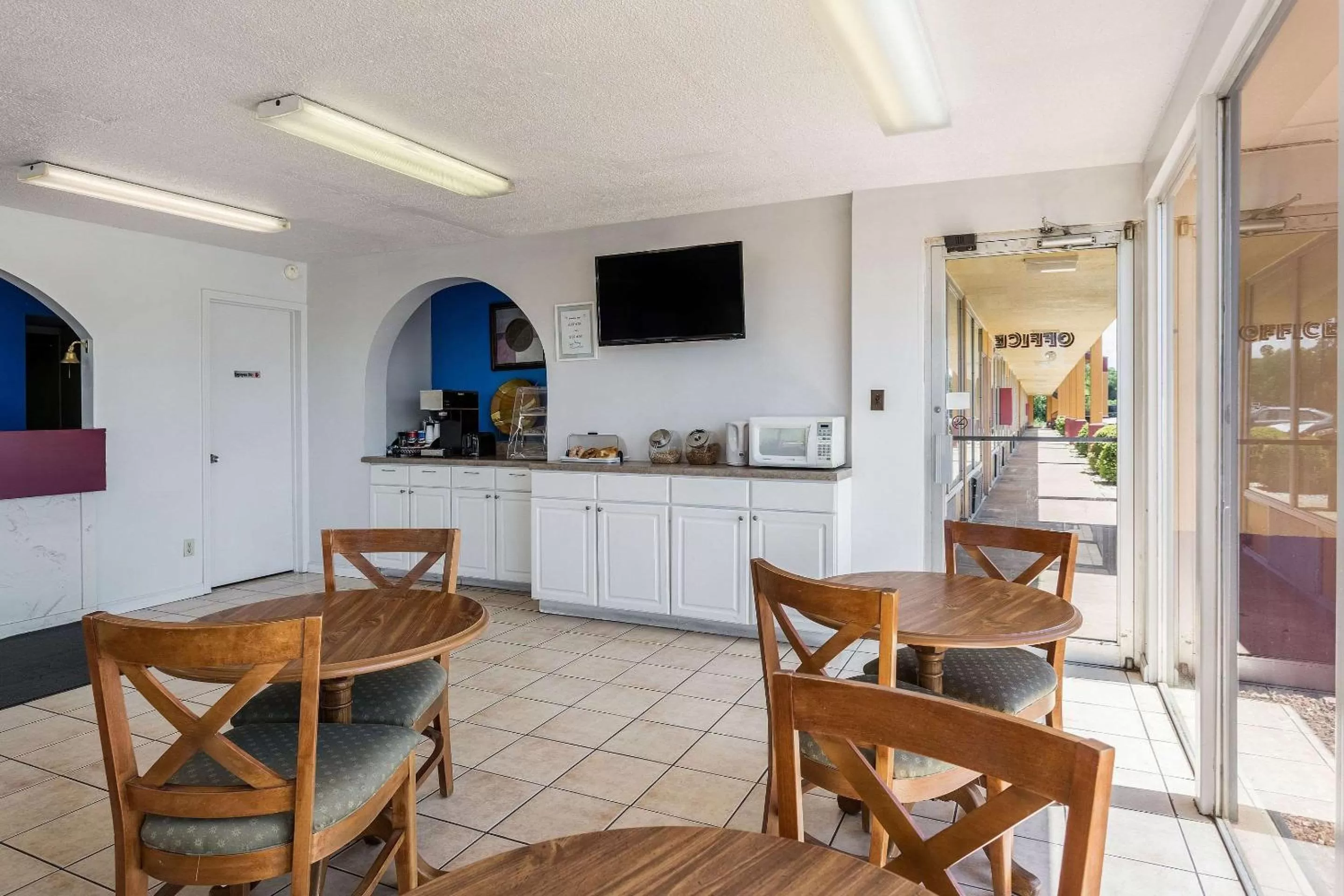 Seating area in Rodeway Inn Denmark-Jackson