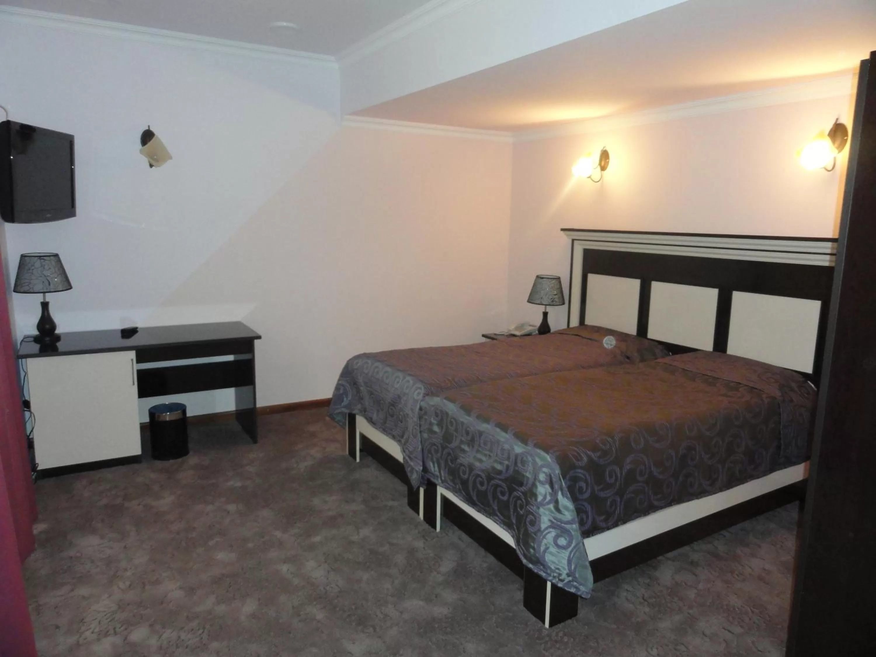 Photo of the whole room, Bed in Diana Hotel