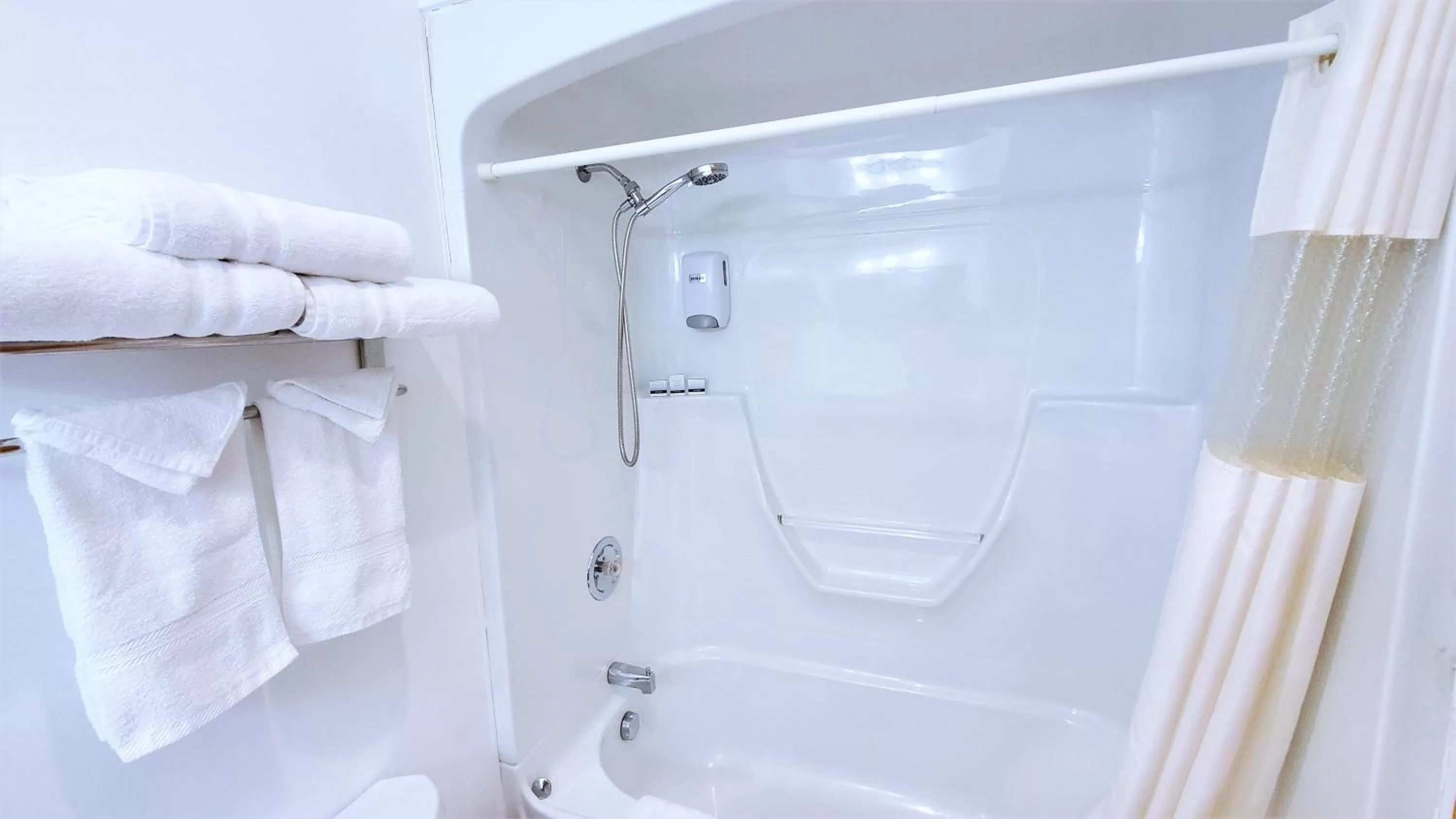 Shower in Knights Inn Colonial Fireside Inn