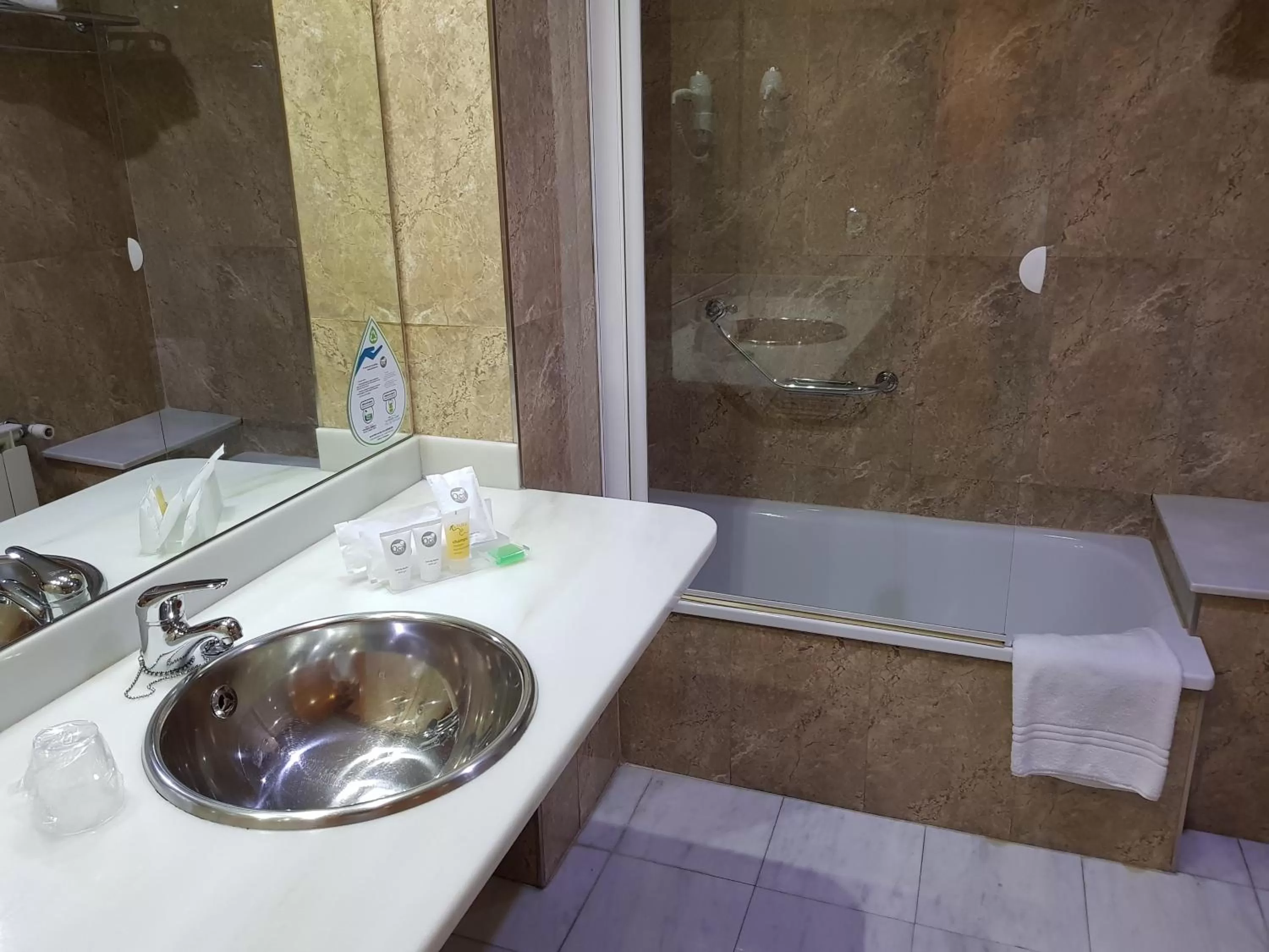 Shower in Oca Villa de Avilés Hotel