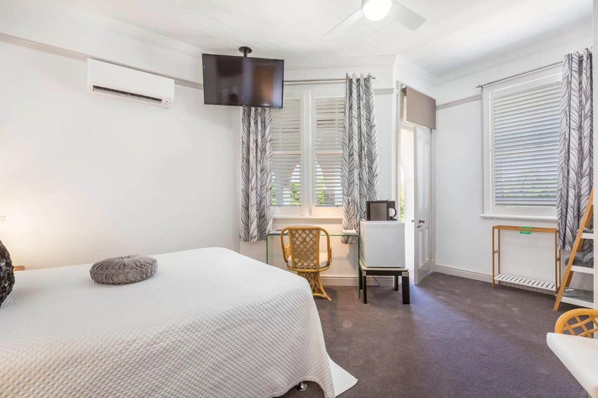 Photo of the whole room, Bed in Cumquat House