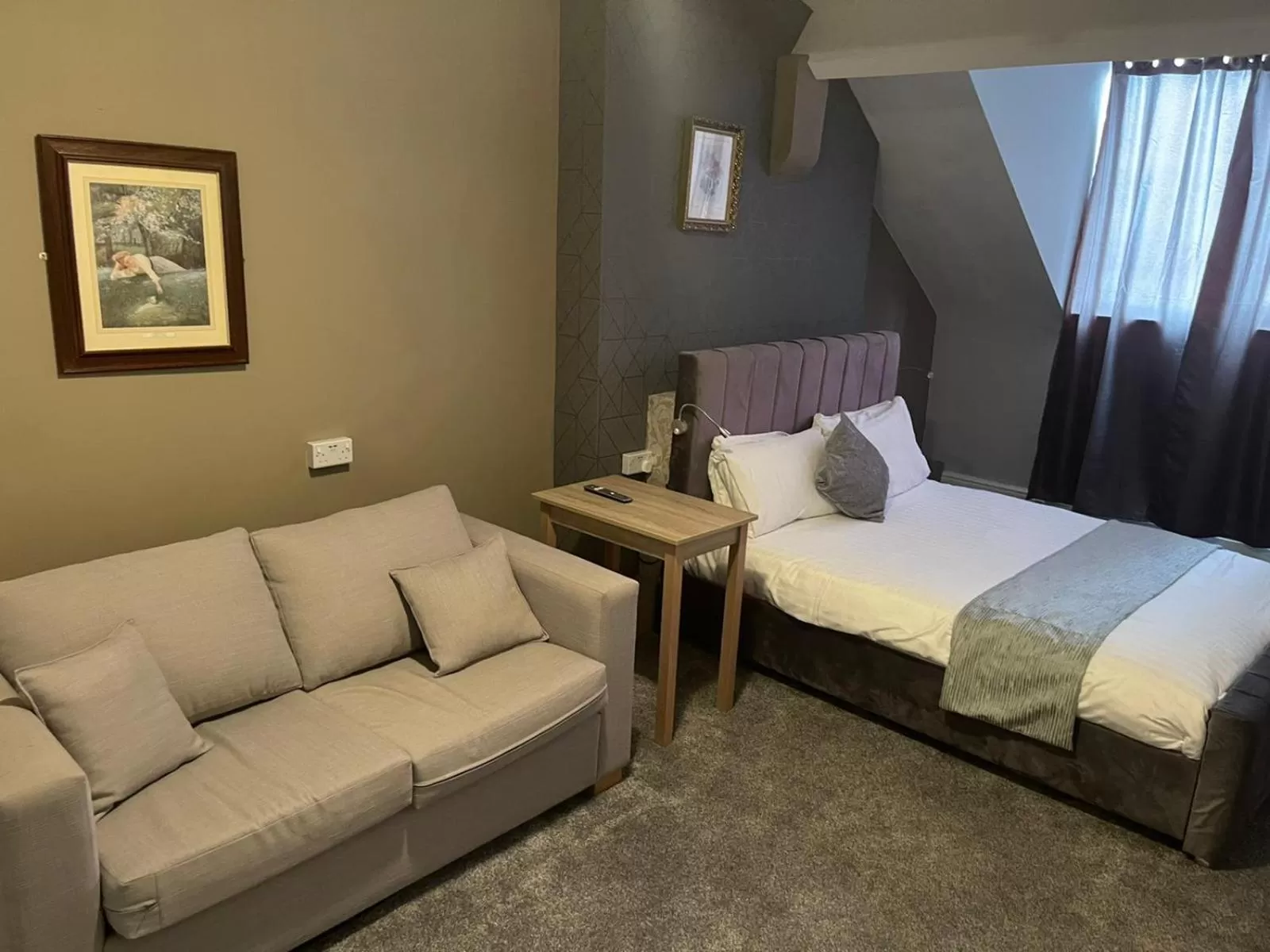 Photo of the whole room, Bed in The Clarendon Hotel