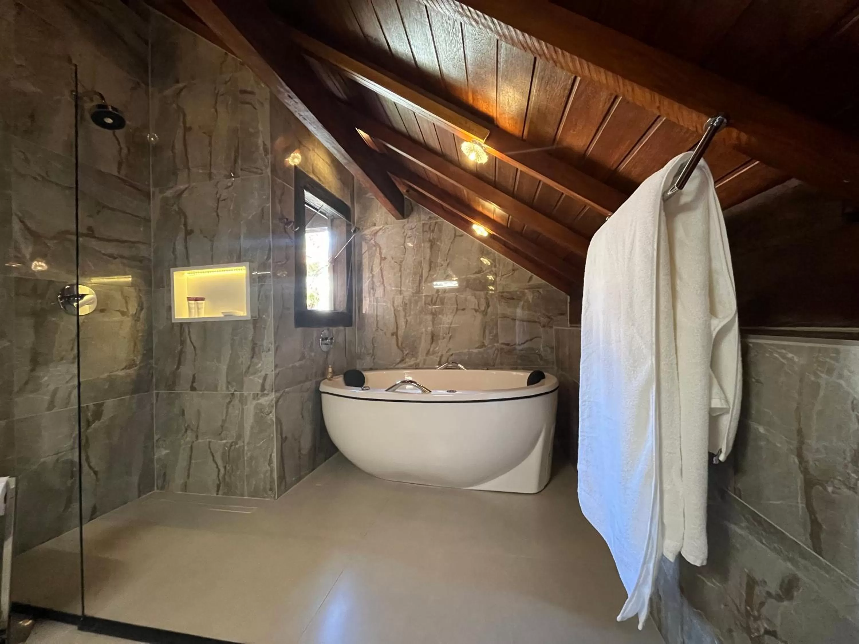 Hot Tub, Bathroom in Pousada Dona Bendita