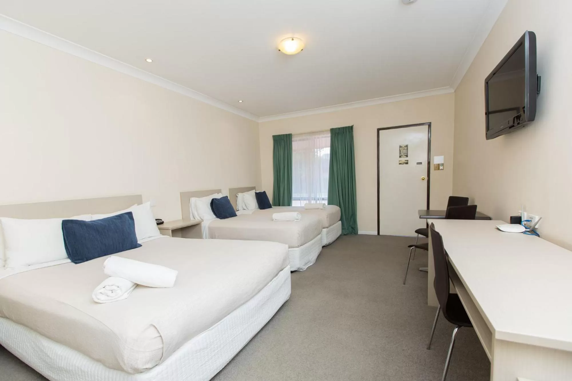 Bed in Lincoln Cottage Motor Inn